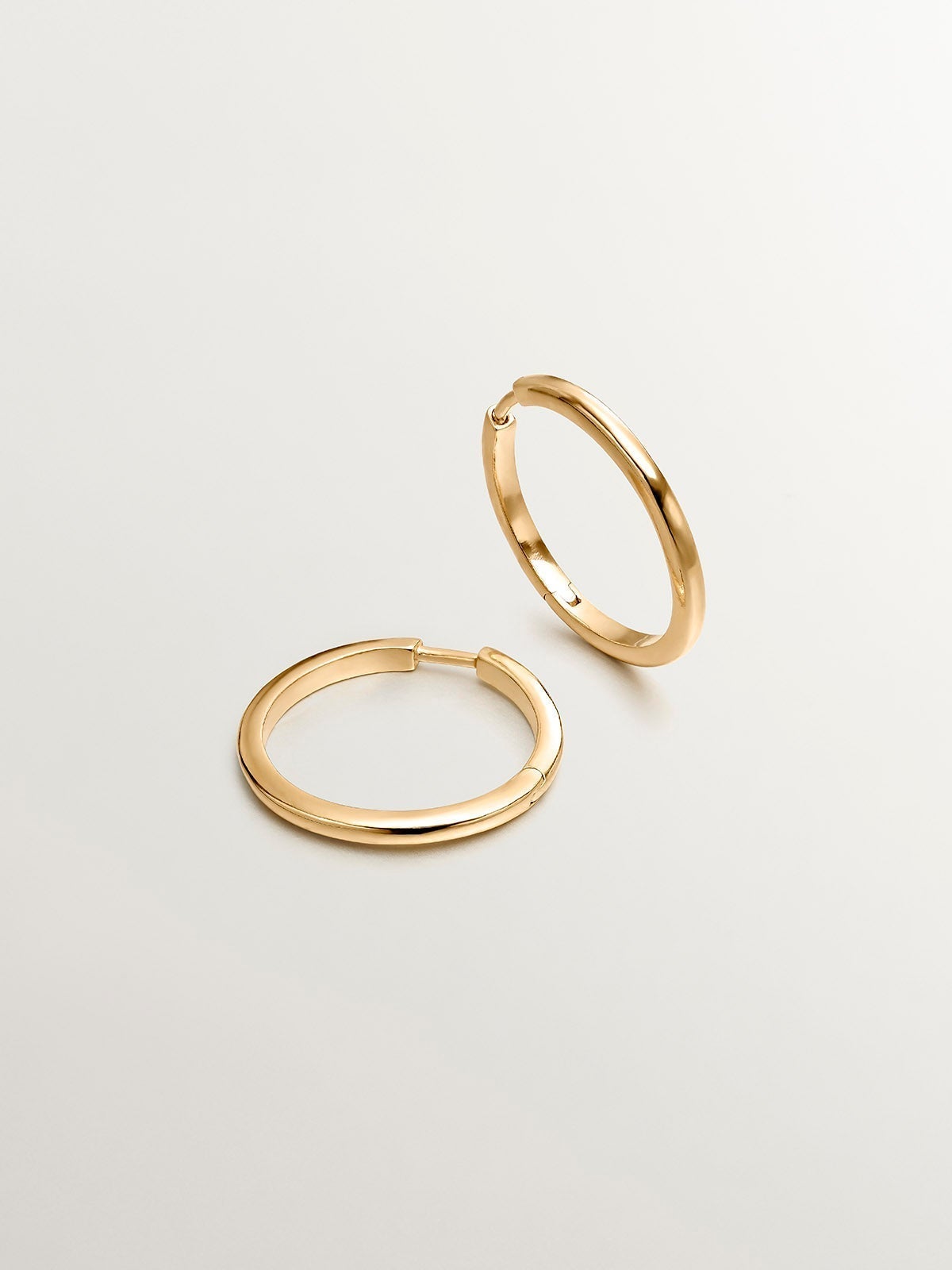 Medium-sized hoop earrings made of 925 silver, coated in 18K yellow gold.
