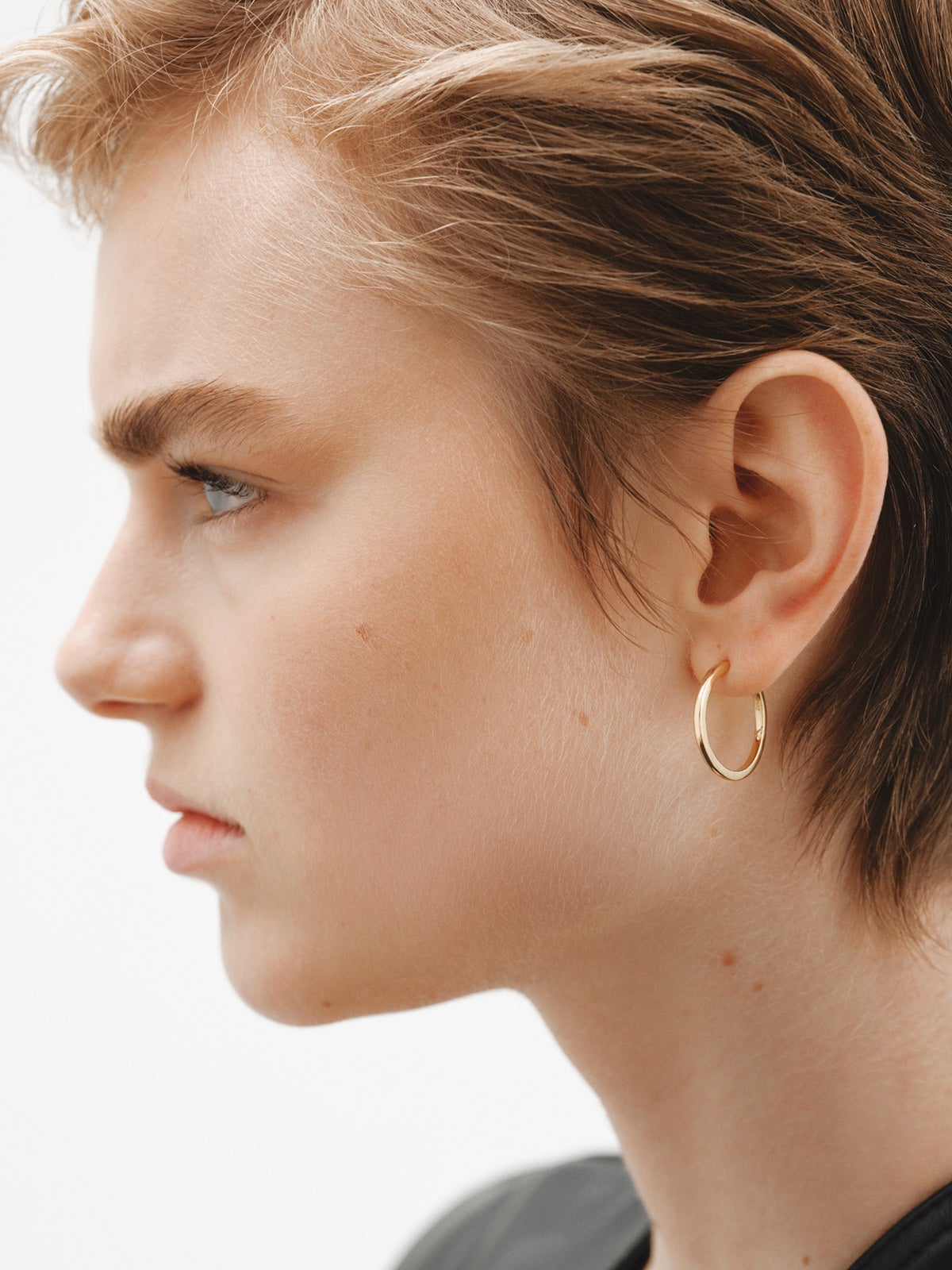 Medium-sized hoop earrings made of 925 silver, coated in 18K yellow gold.