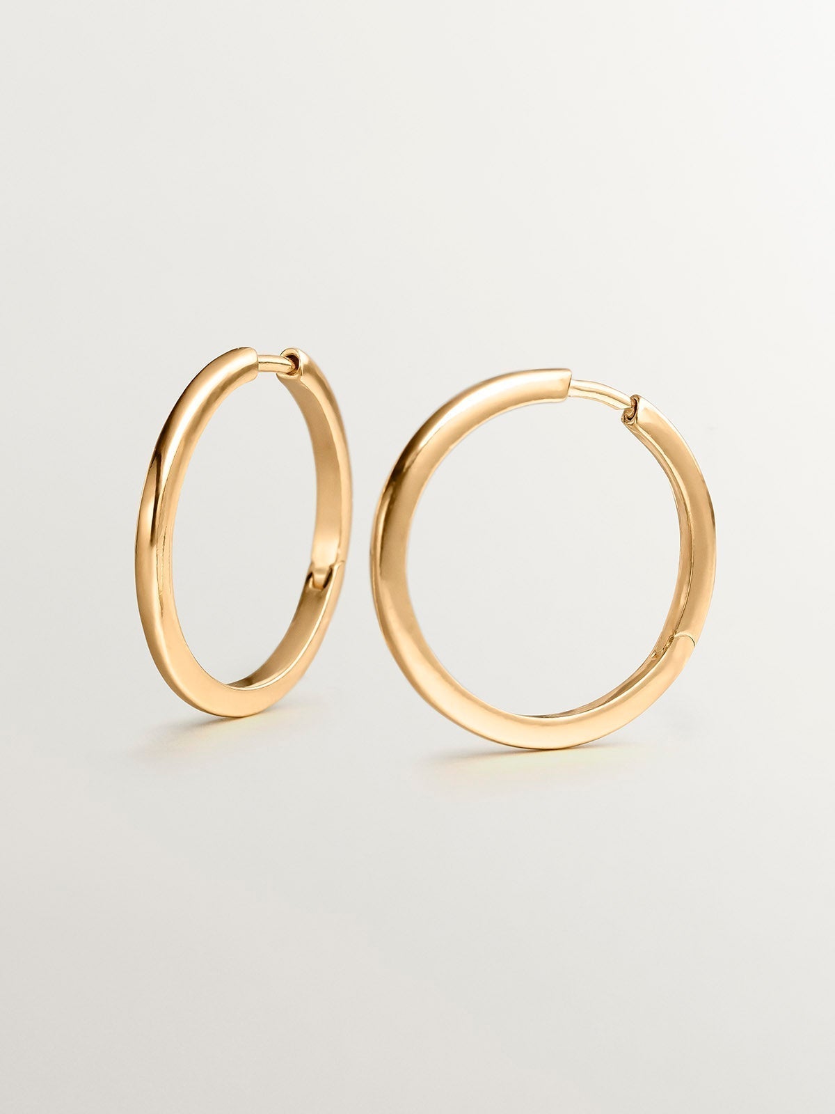 Medium-sized hoop earrings made of 925 silver, coated in 18K yellow gold.