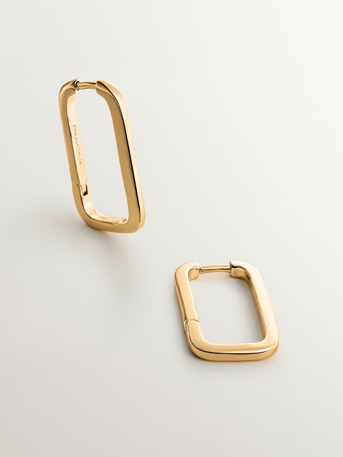 Rectangular earrings made of 925 silver coated in 18K yellow gold.
