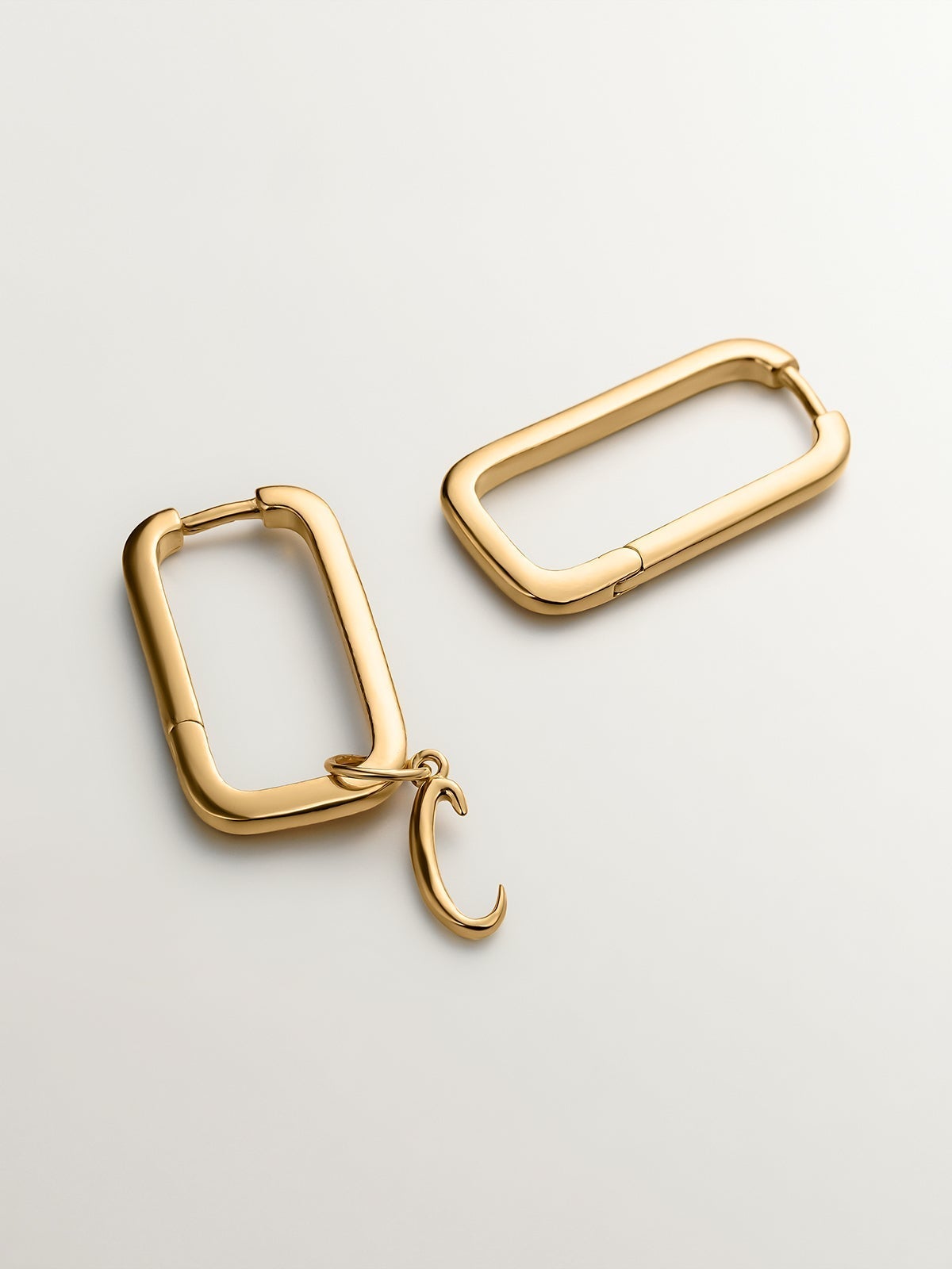 Rectangular earrings made of 925 silver coated in 18K yellow gold.