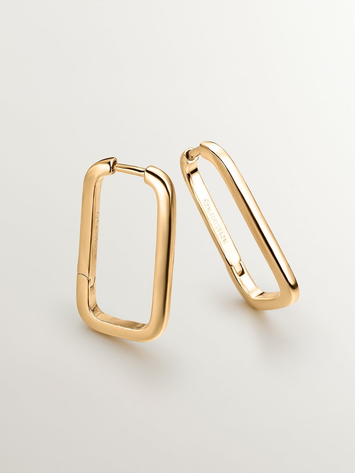 Rectangular earrings made of 925 silver coated in 18K yellow gold.