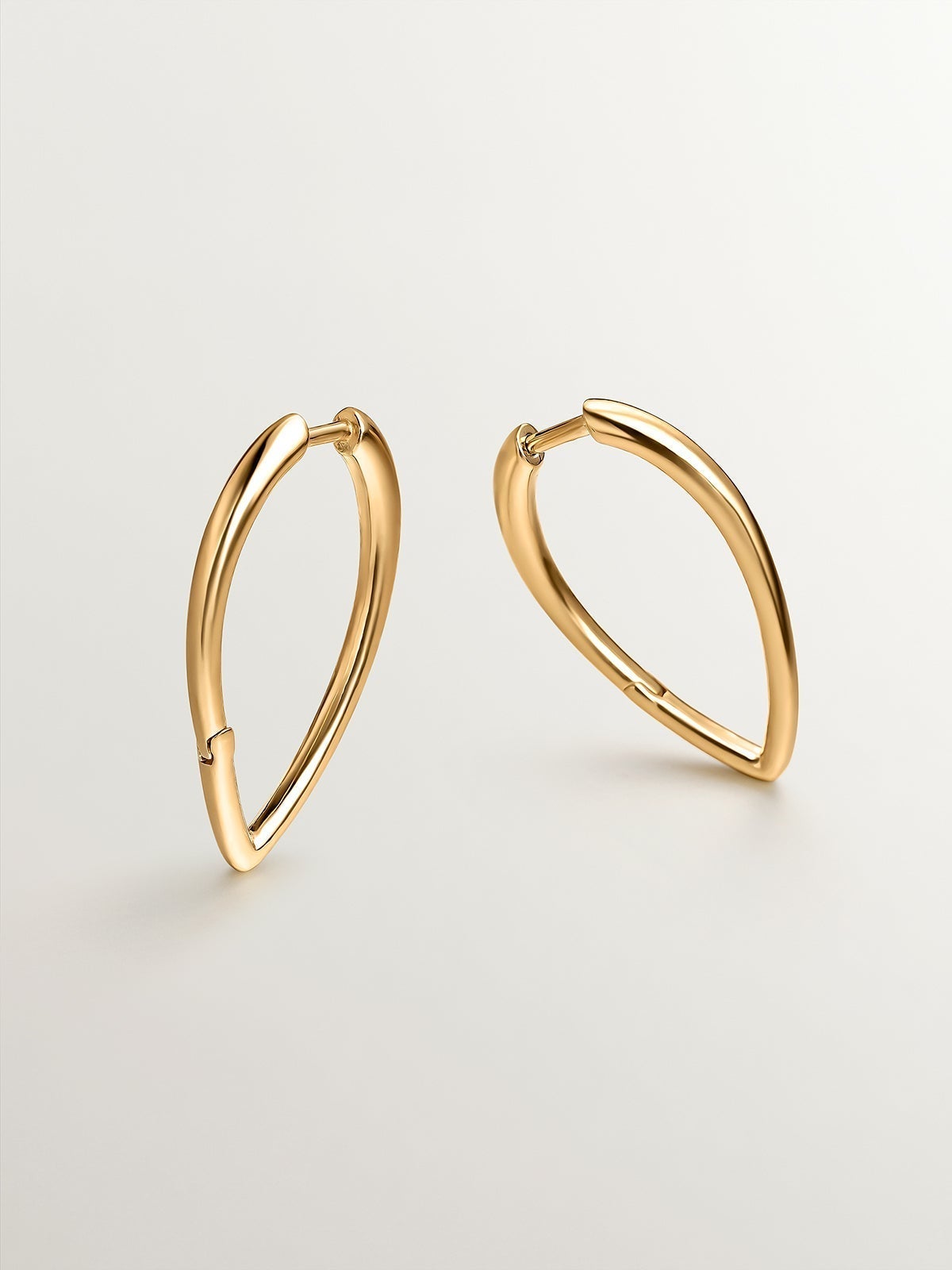 Large hoop earrings made of 925 silver, bathed in 18K yellow gold, with a drop shape.