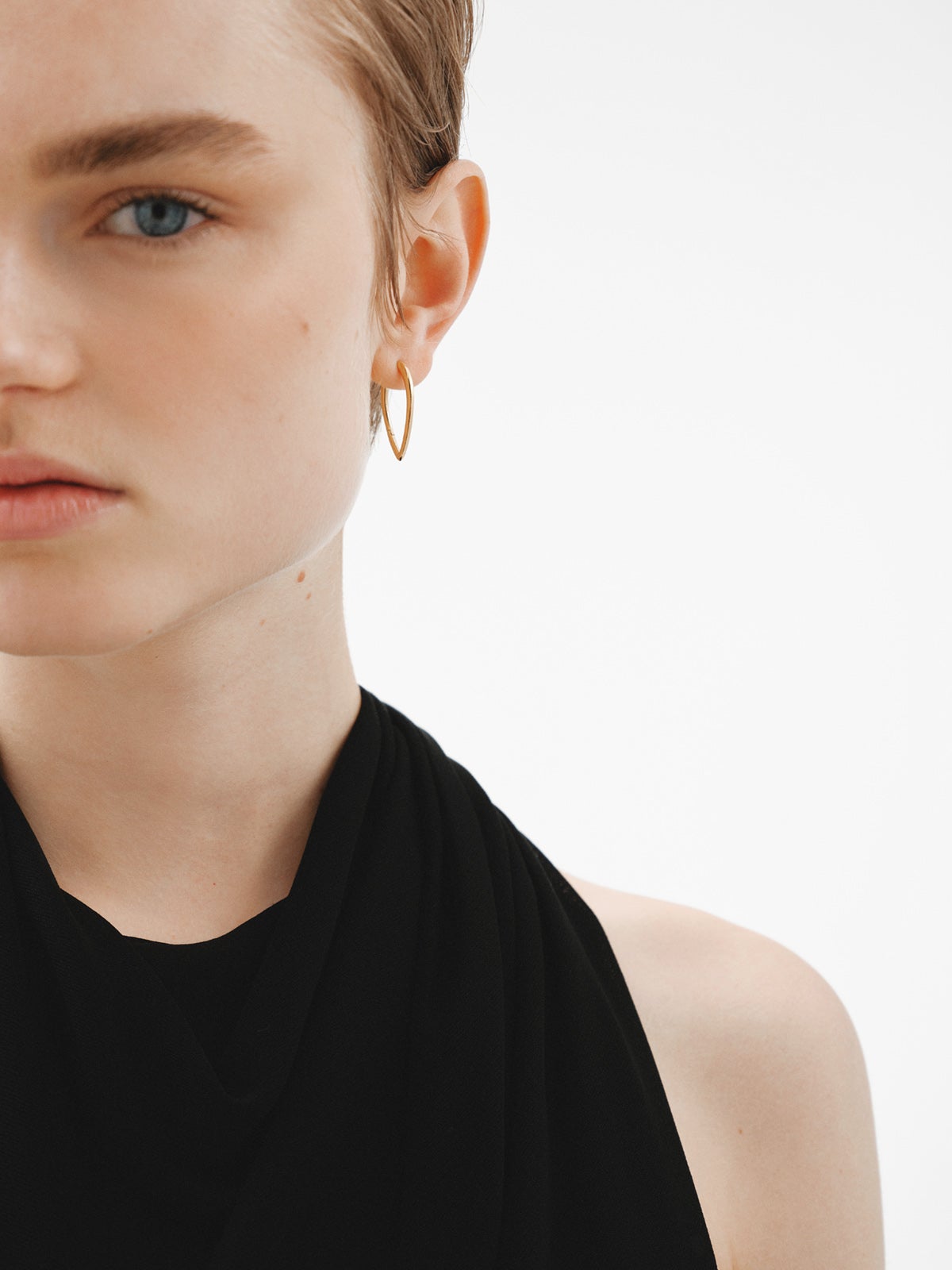 Large hoop earrings made of 925 silver, bathed in 18K yellow gold, with a drop shape.