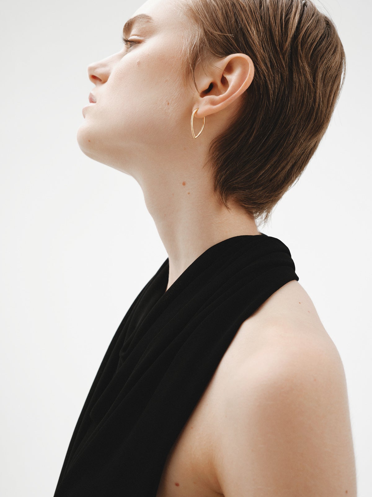 Large hoop earrings made of 925 silver, bathed in 18K yellow gold, with a drop shape.