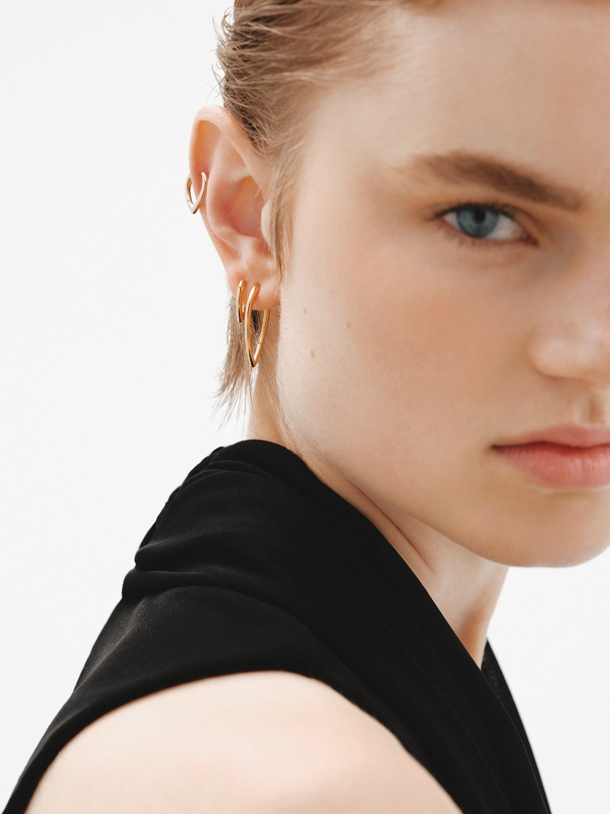 Large hoop earrings made of 925 silver, bathed in 18K yellow gold, with a drop shape.