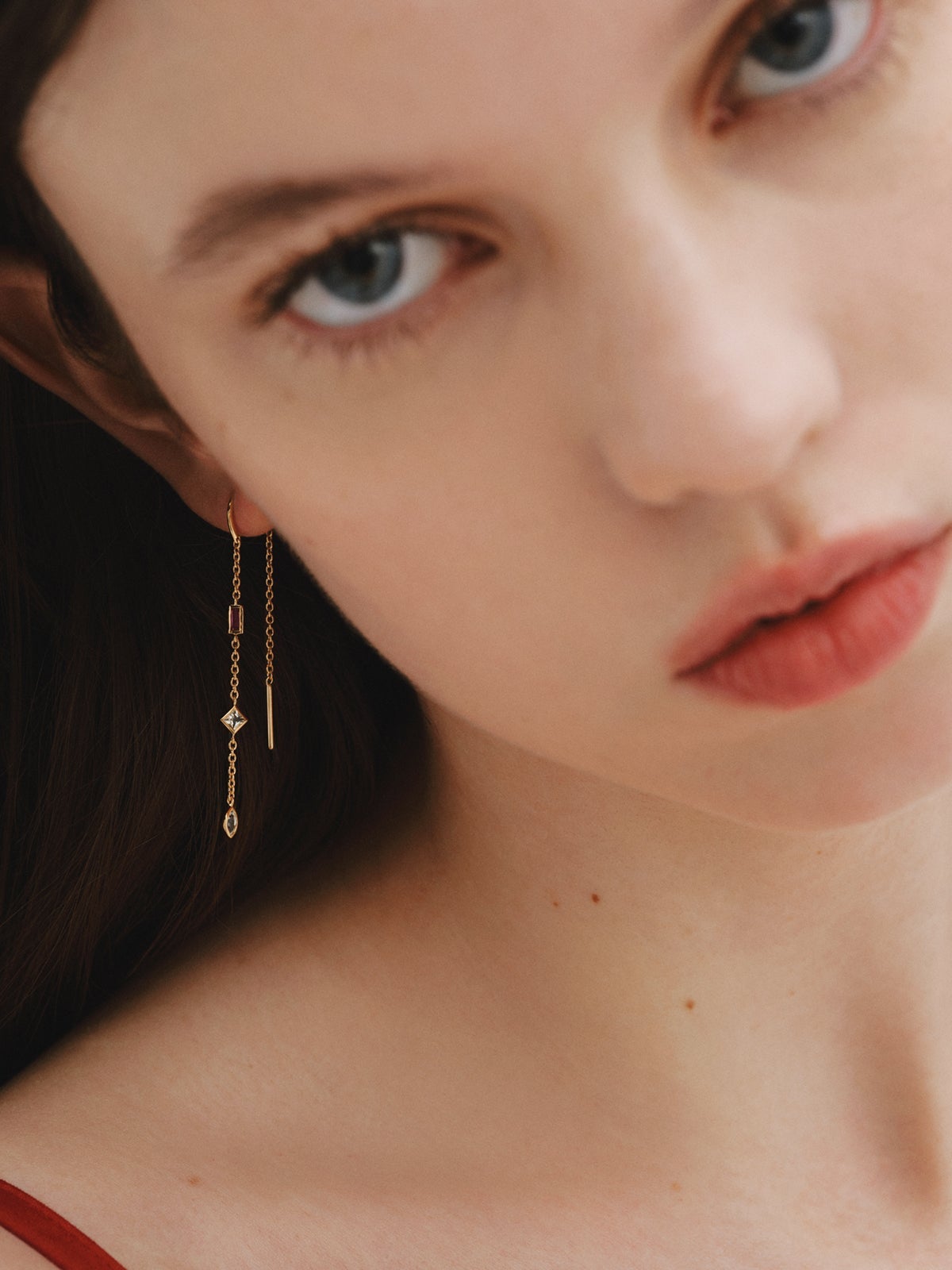 Individual earring made of 925 silver, bathed in 18K yellow gold with rhodolite, quartz and topaz.