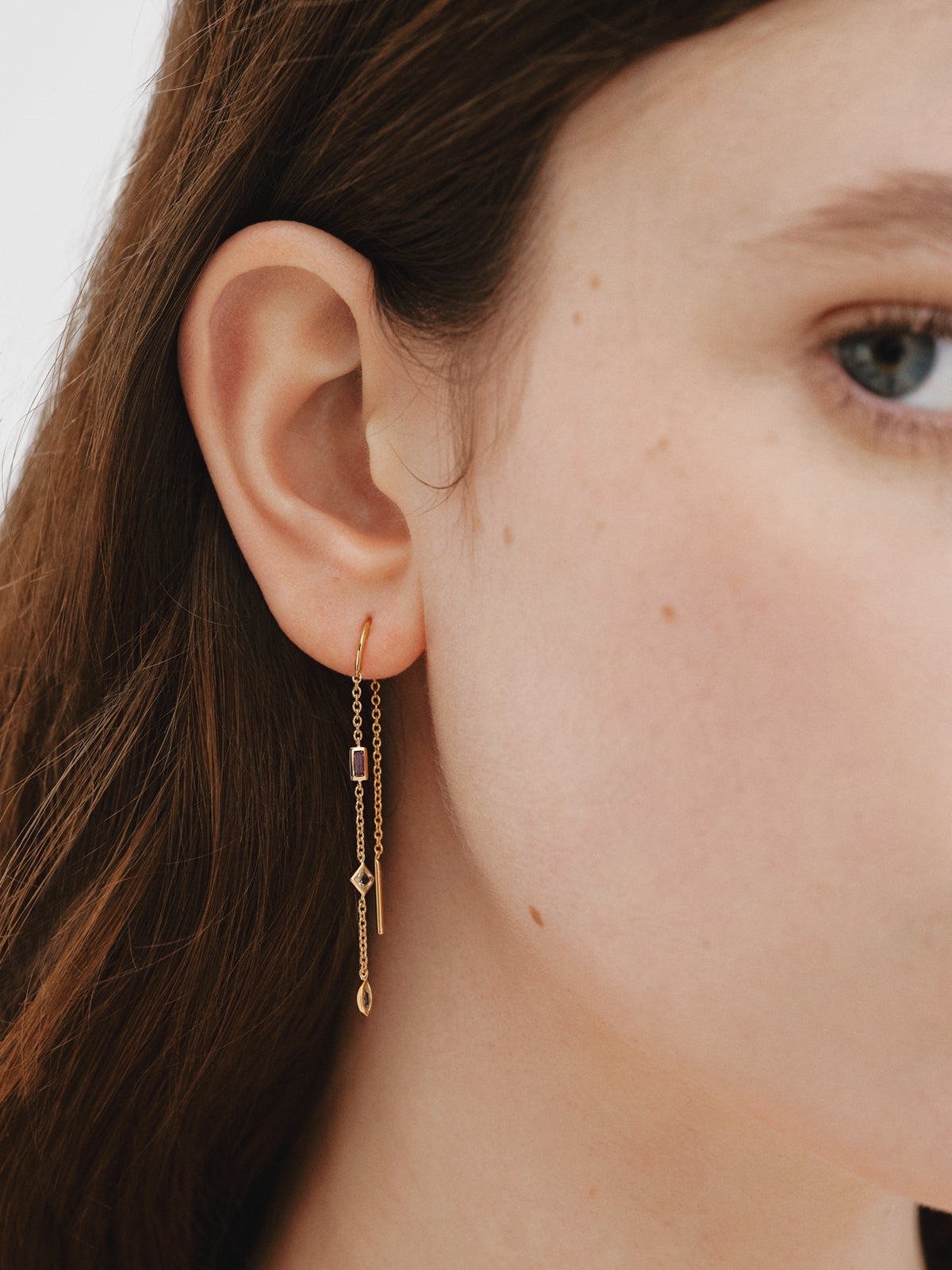 Individual earring made of 925 silver, bathed in 18K yellow gold with rhodolite, quartz and topaz.