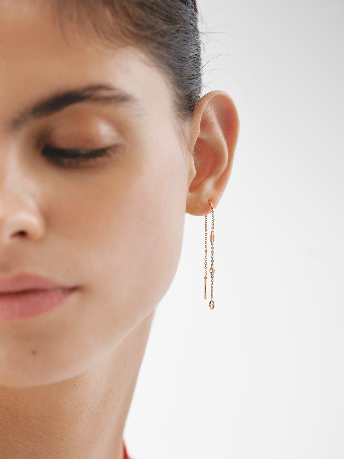 Individual earring made of 925 silver, bathed in 18K yellow gold with rhodolite, quartz and topaz.