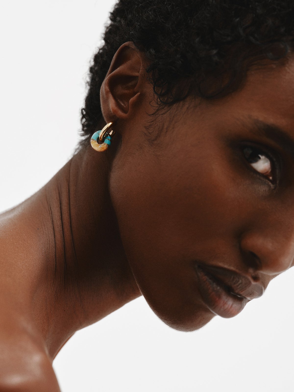 Medium hoop earrings made of 925 silver plated in 18K yellow gold with multicolored turquoise