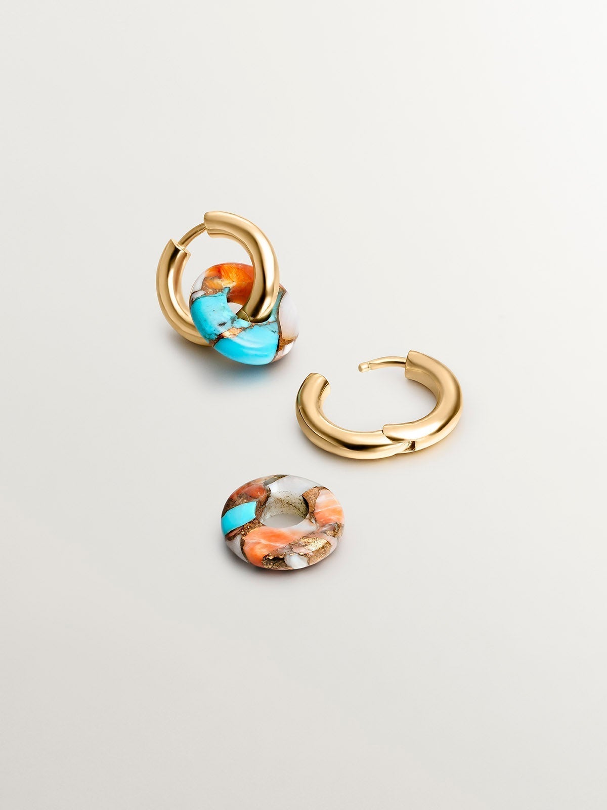 Medium hoop earrings made of 925 silver plated in 18K yellow gold with multicolored turquoise