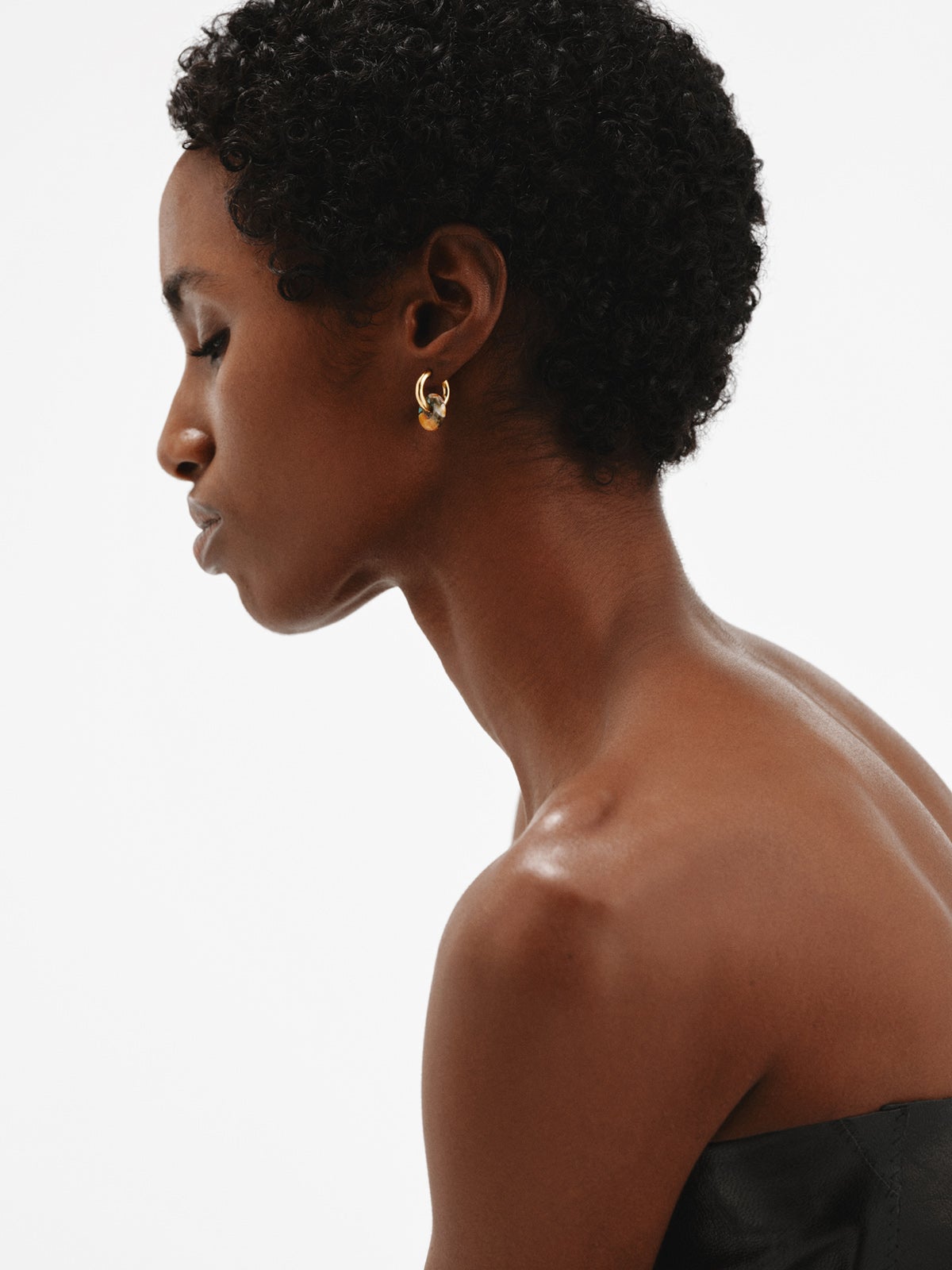 Medium hoop earrings made of 925 silver plated in 18K yellow gold with multicolored turquoise