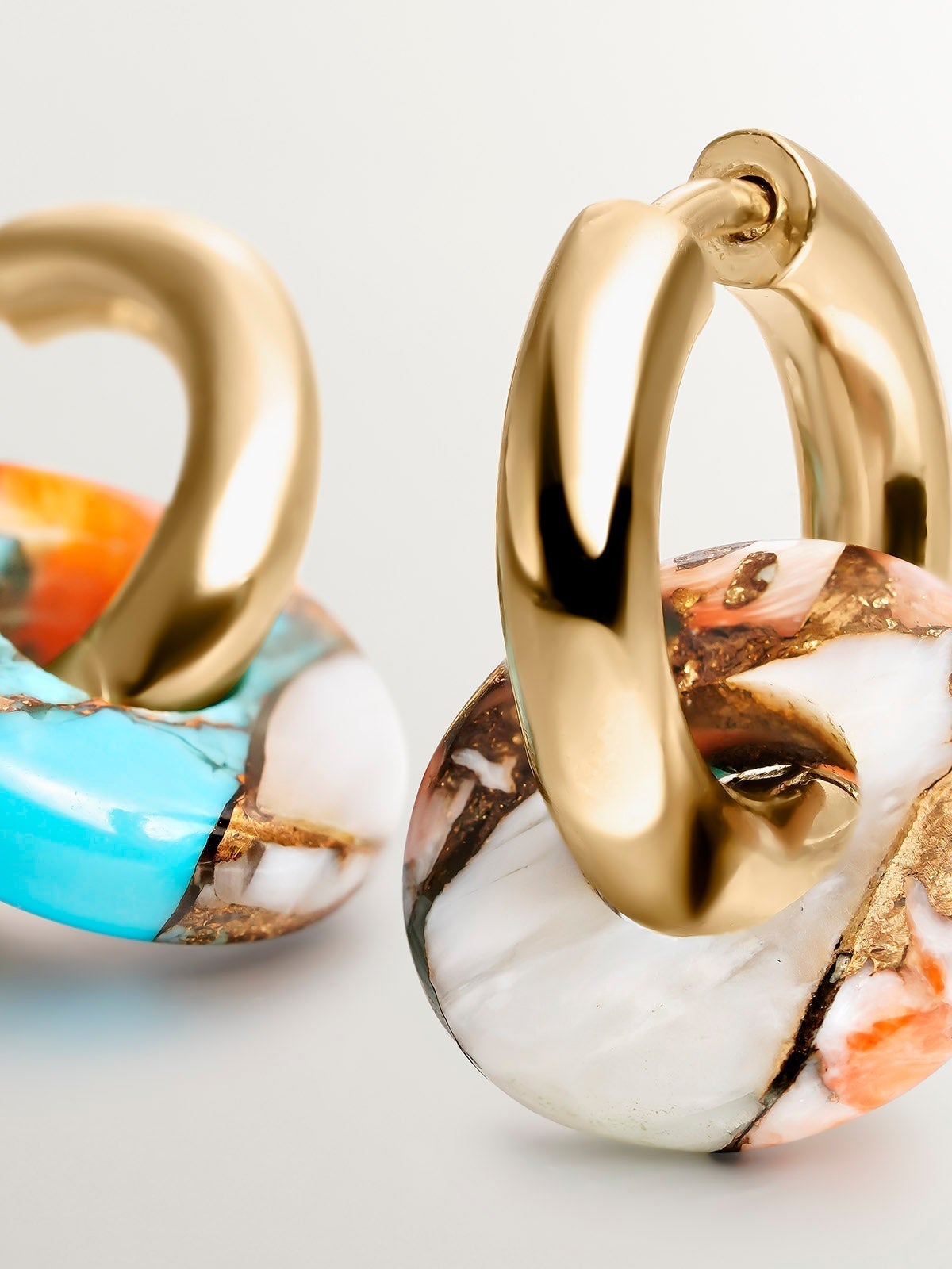 Medium hoop earrings made of 925 silver plated in 18K yellow gold with multicolored turquoise