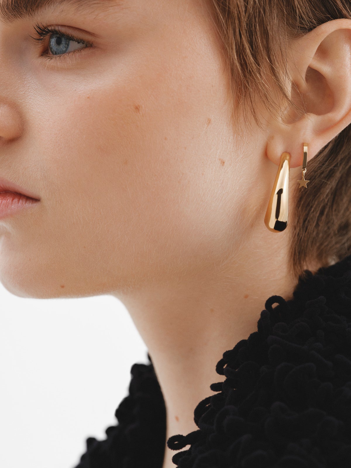 Small hoop earrings made of 925 silver, bathed in 18K yellow gold with star.