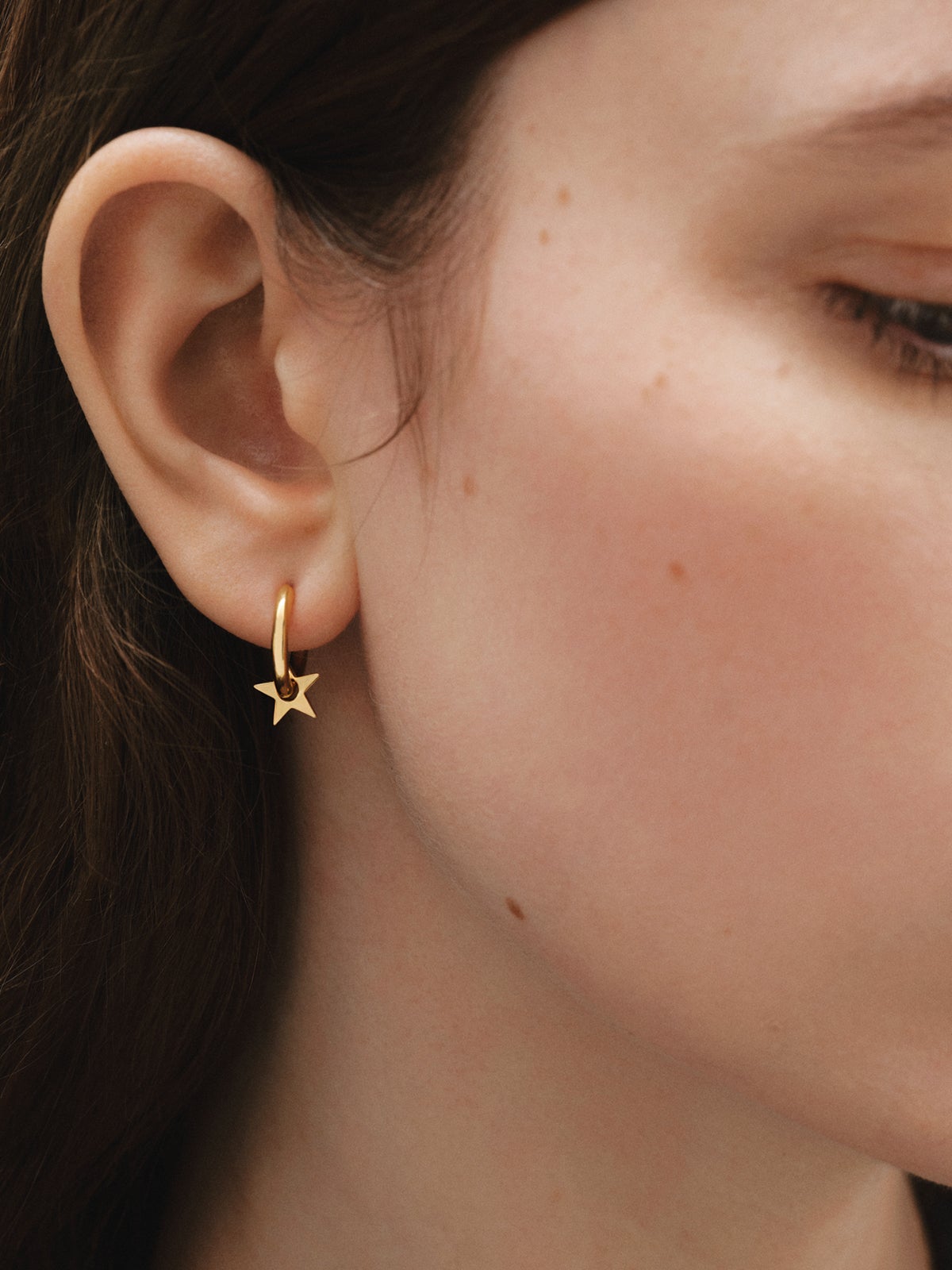 Small hoop earrings made of 925 silver, bathed in 18K gold with a star.