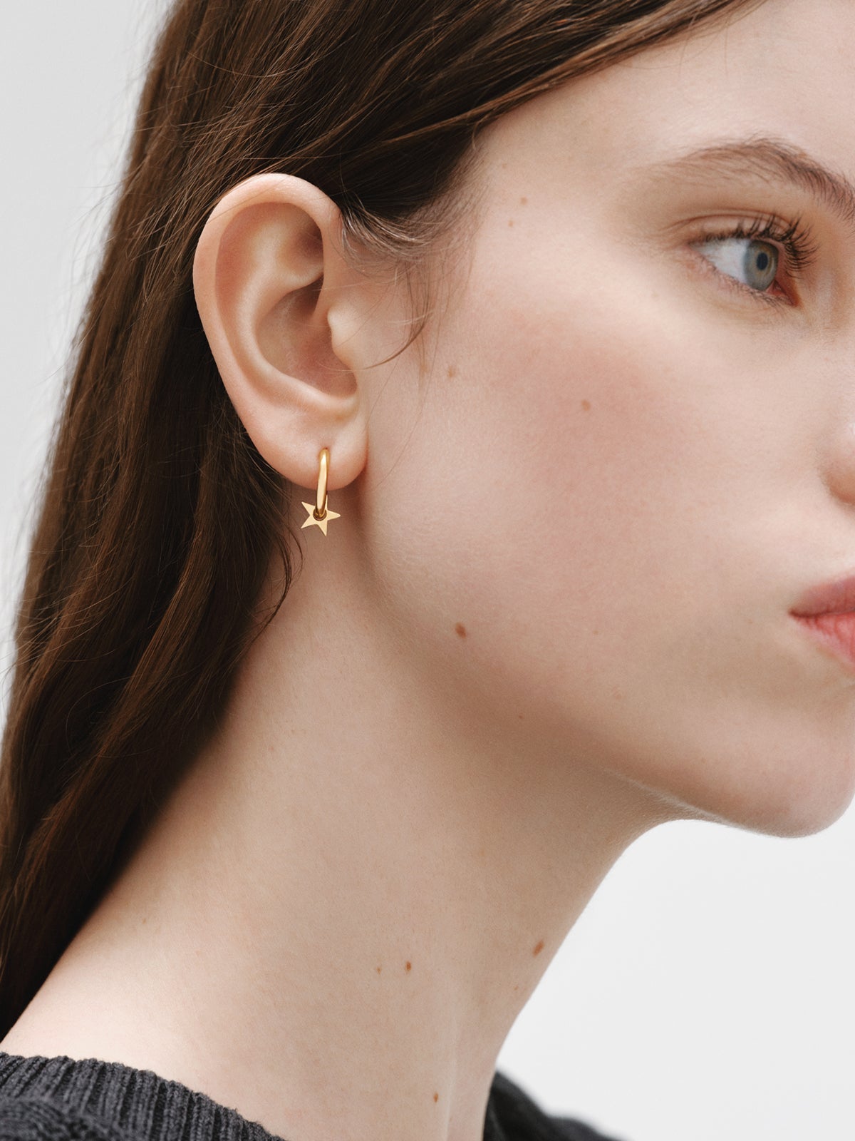 Small hoop earrings made of 925 silver, bathed in 18K gold with a star.