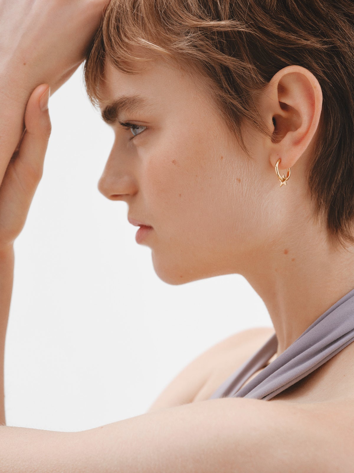 Small hoop earrings made of 925 silver, bathed in 18K gold with a star.