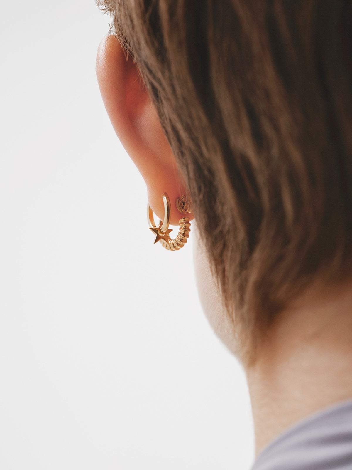 Small hoop earrings made of 925 silver, bathed in 18K gold with a star.