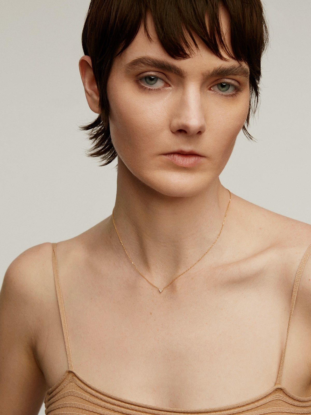 18K yellow gold pendant with three diamonds