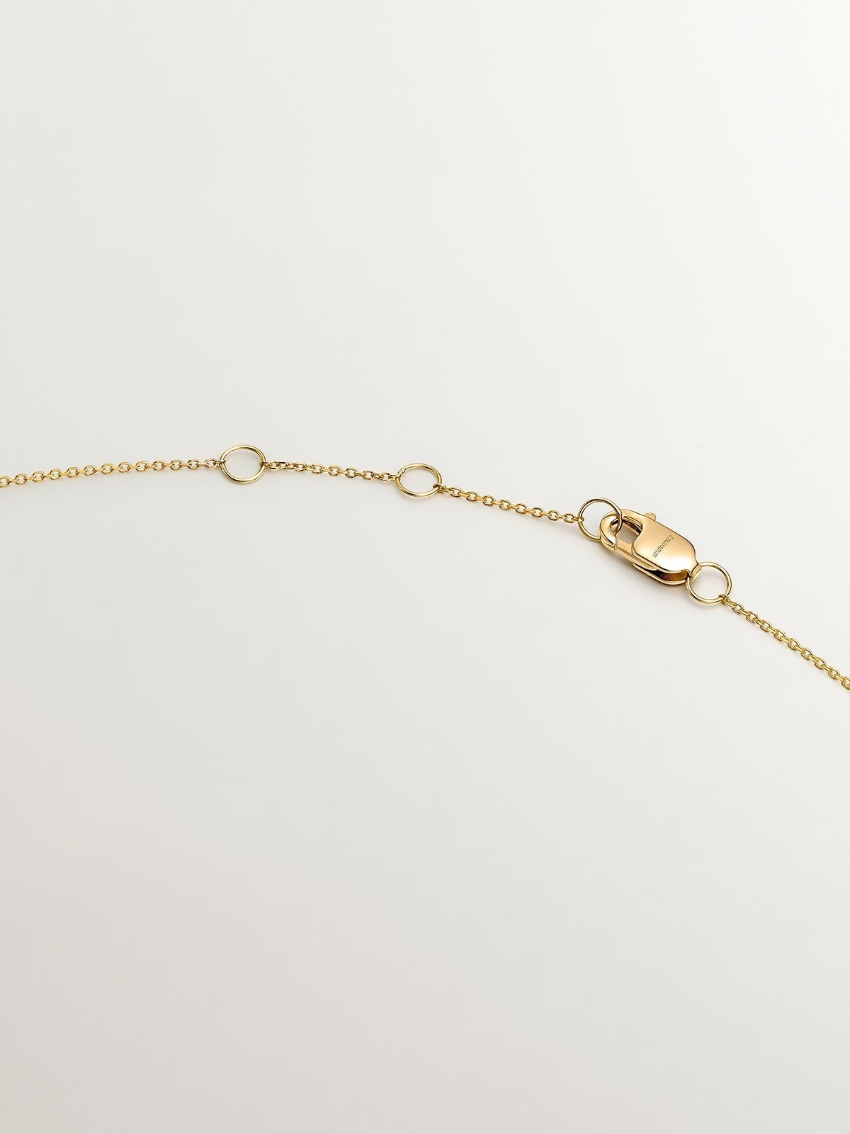 18K yellow gold pendant with three diamonds