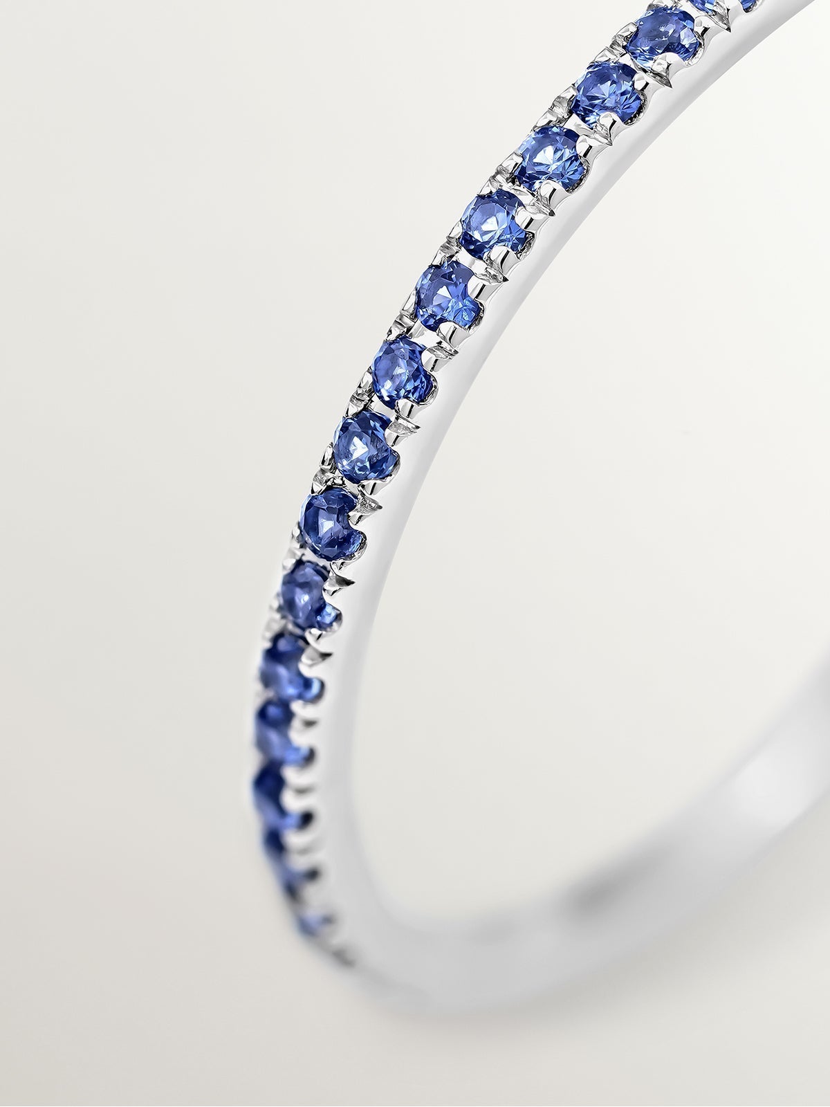 9K white gold ring with blue sapphires