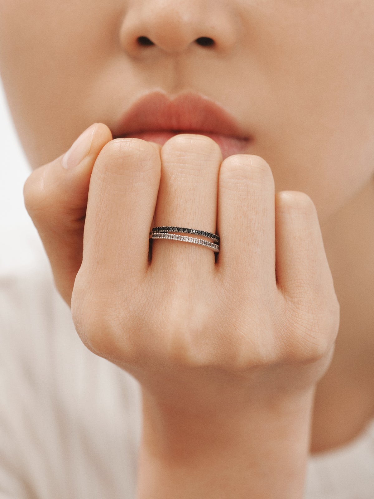 Double ring made of 925 silver with black spinels and white topaz.