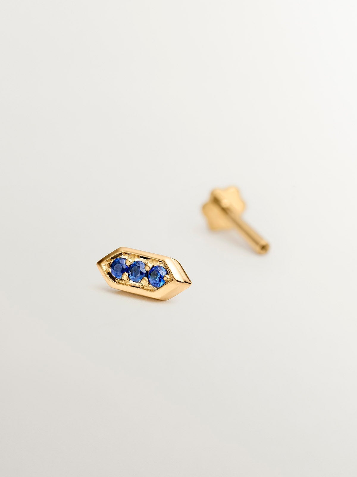 Piercing hexagonal de oro amarillo de 18k con zafiros azules