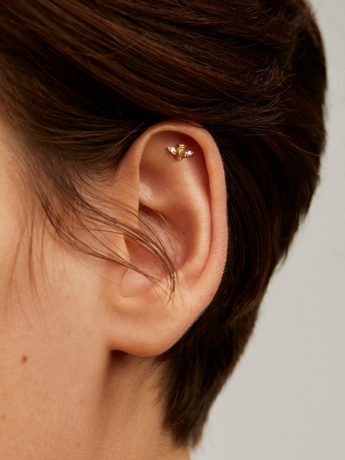 18K yellow gold piercing with brilliant cut diamonds