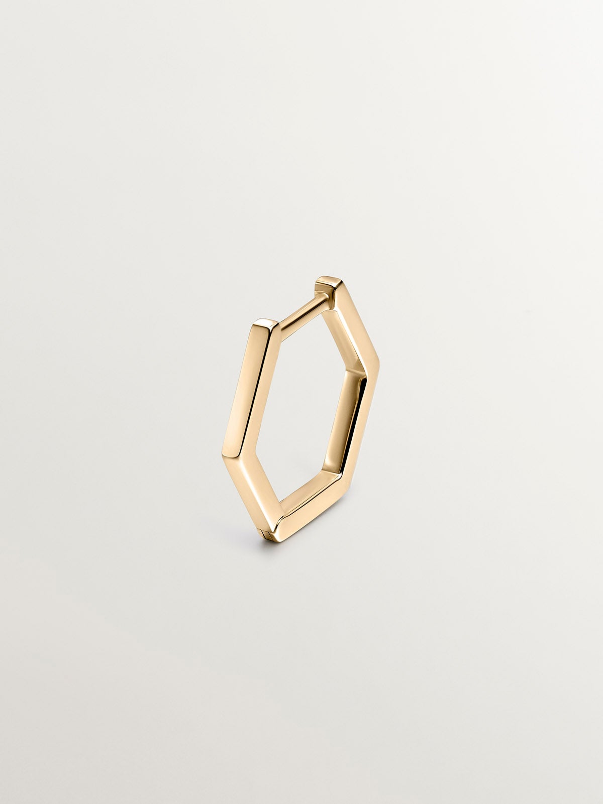 Individual 9K yellow gold hoop earring with hexagonal shape.