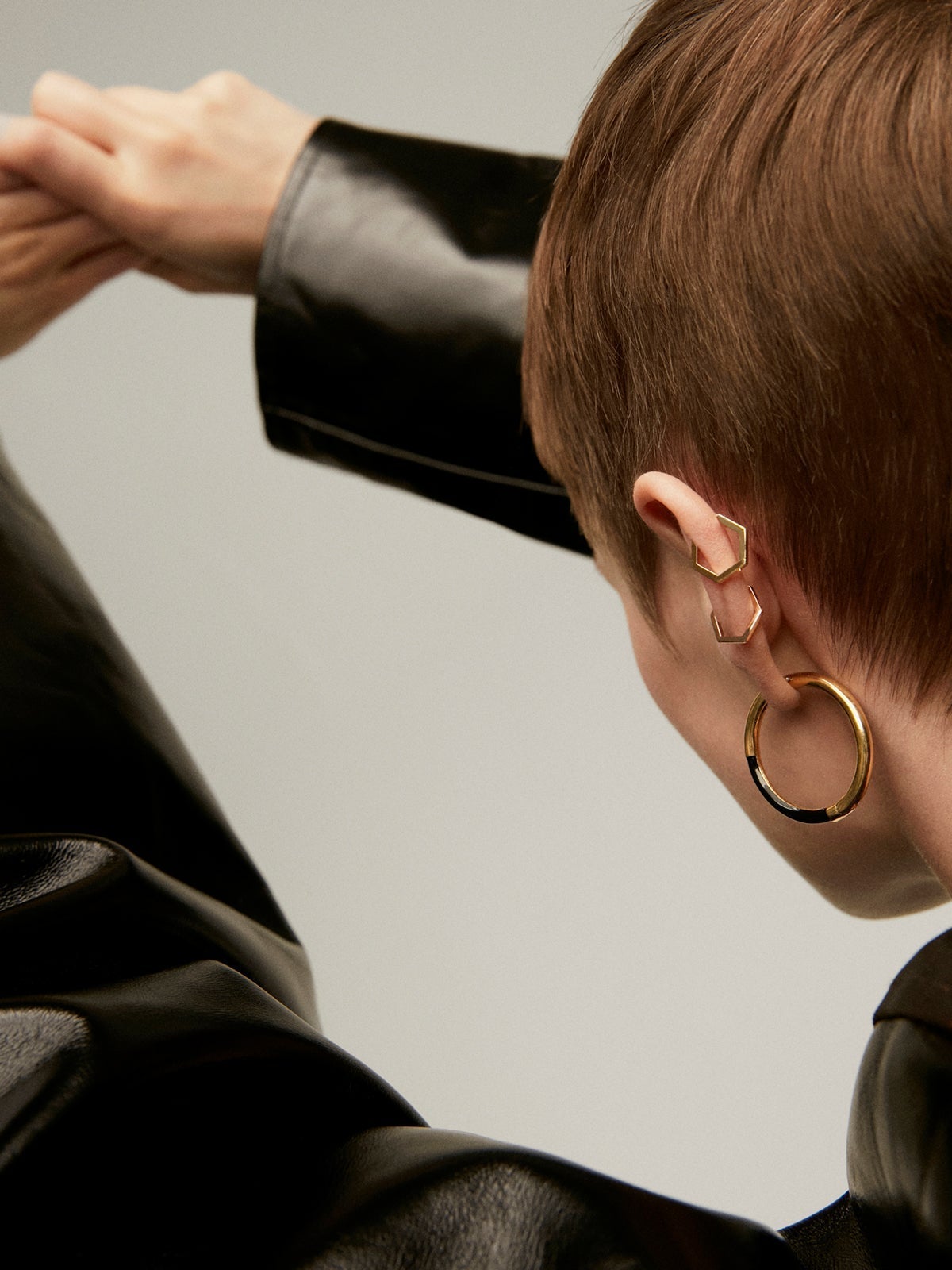 Individual 9K yellow gold hoop earring with hexagonal shape.