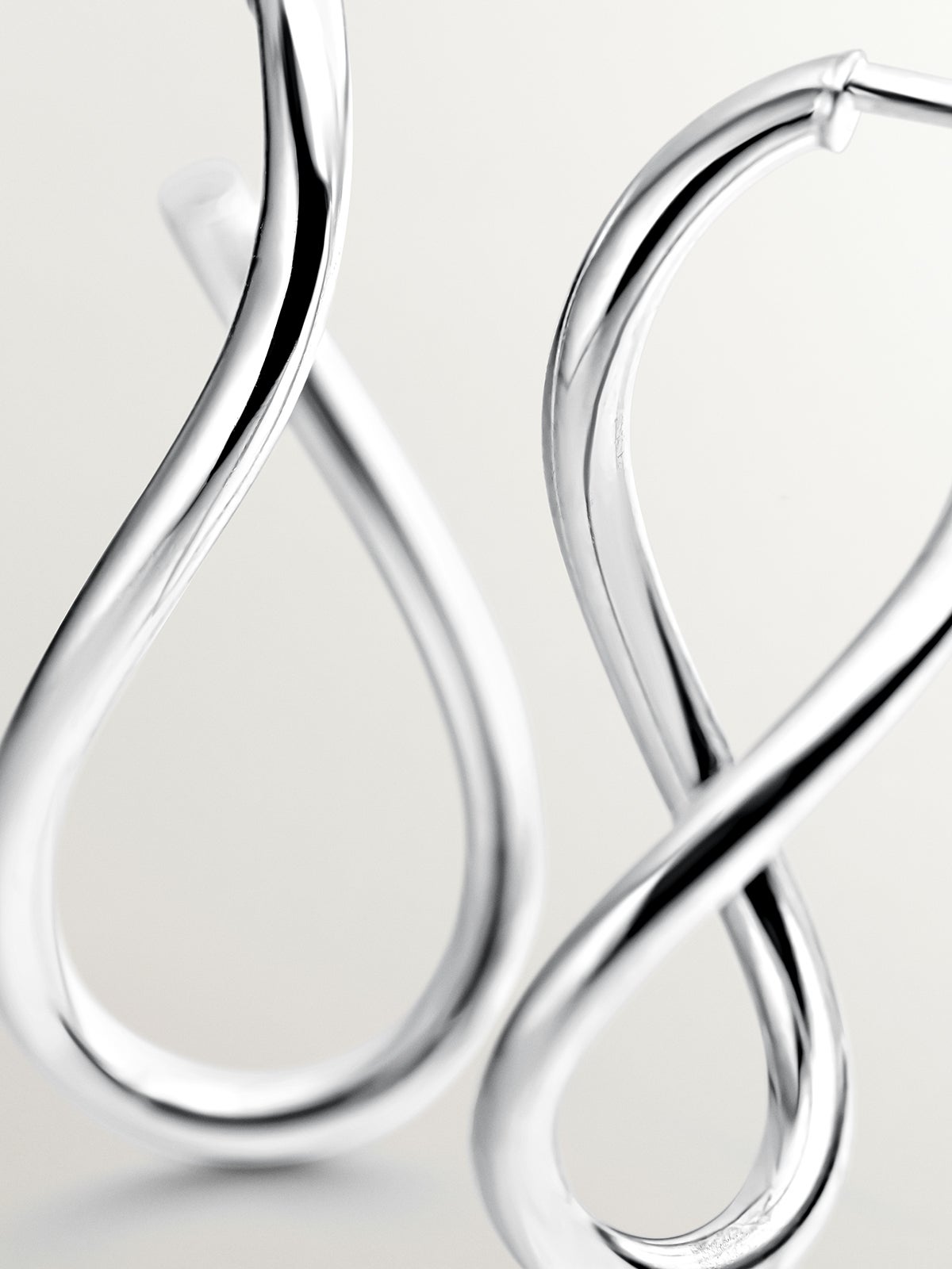 Medium wavy hoop earrings made of 925 silver