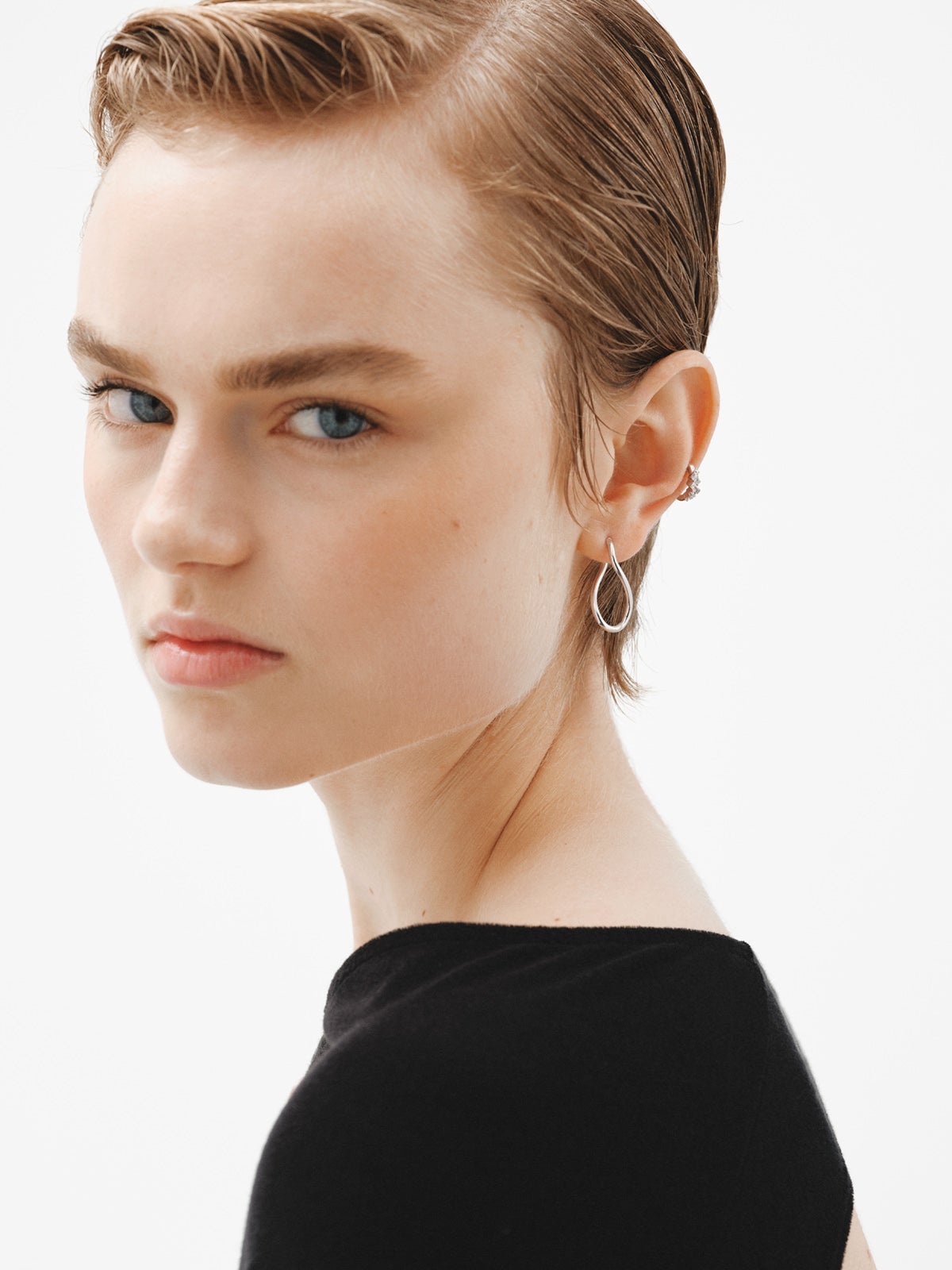Medium wavy hoop earrings made of 925 silver