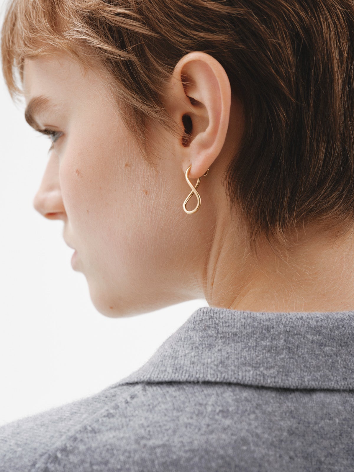 Medium wavy hoop earrings made from 925 silver, plated in 18K yellow gold