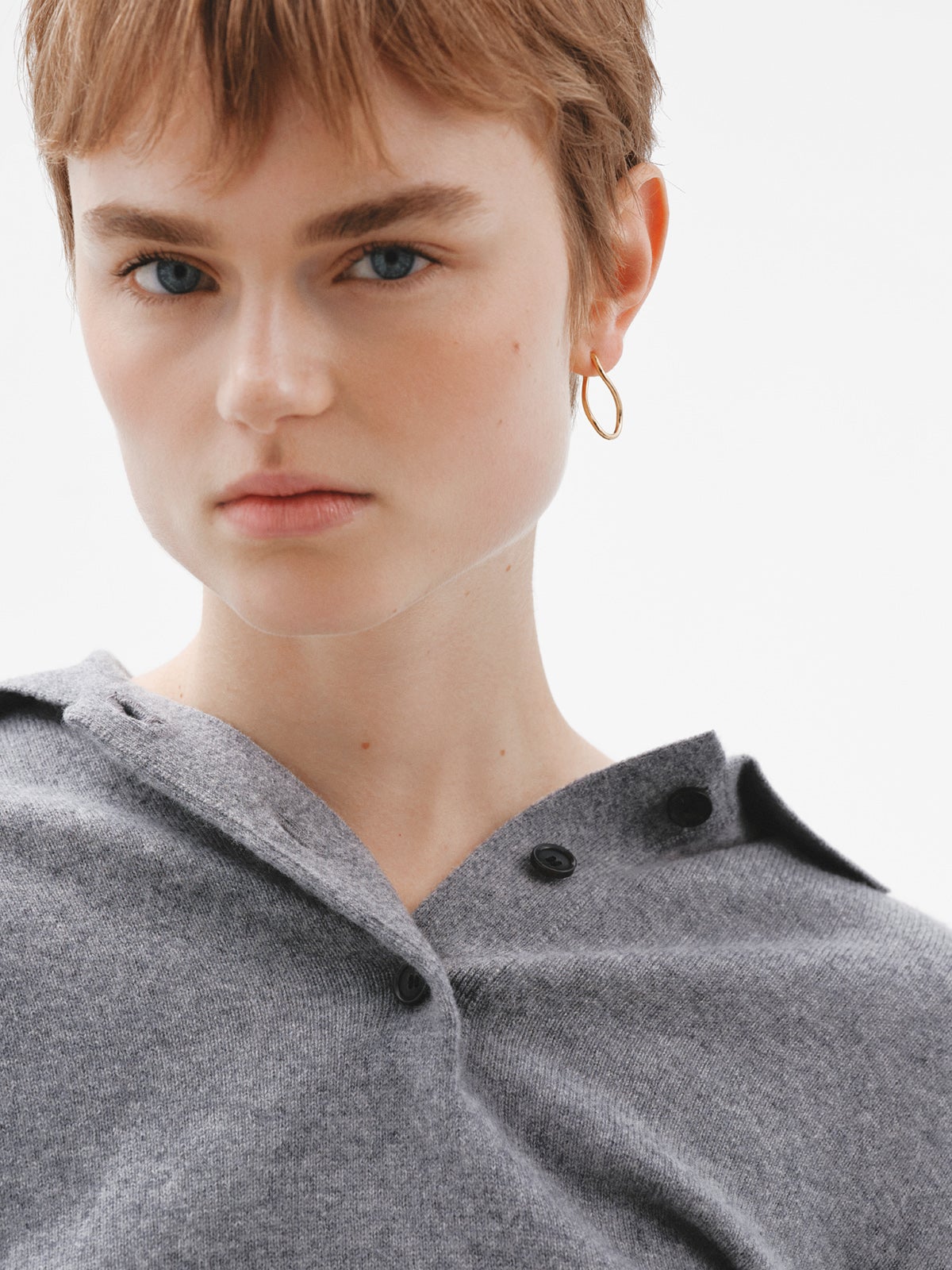 Medium wavy hoop earrings made from 925 silver, plated in 18K yellow gold