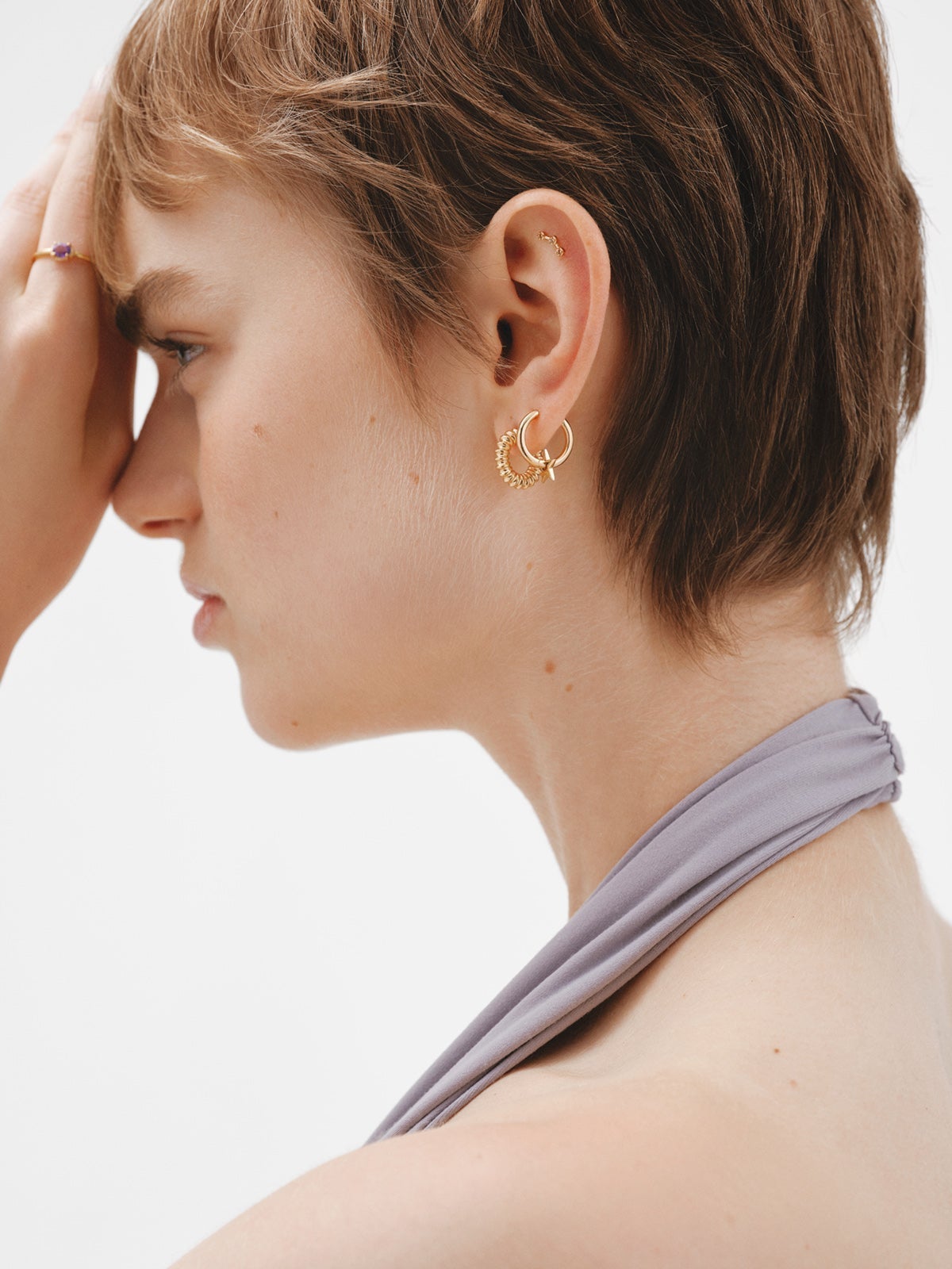 Small hoop earrings made of 925 silver plated in 18K yellow gold with an embossed finish.