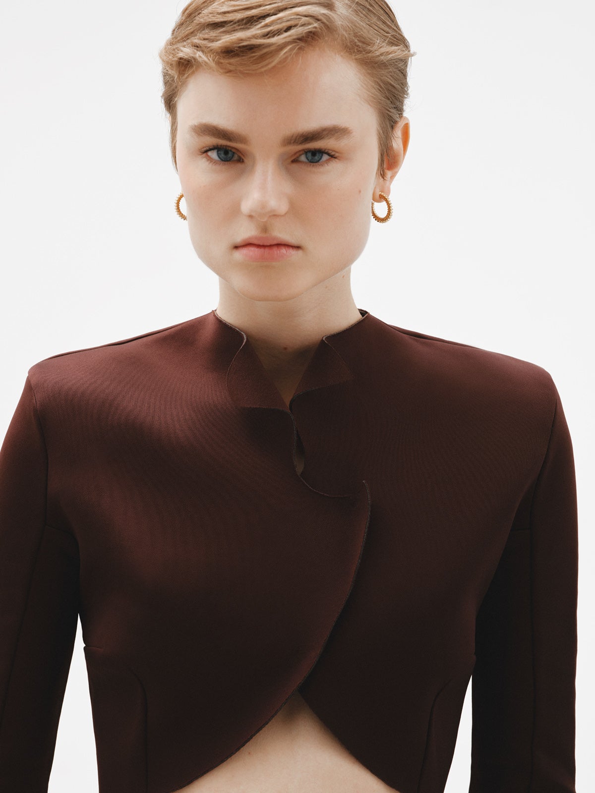 Medium hoop earrings made of 925 silver, coated in 18K yellow gold with a textured finish.