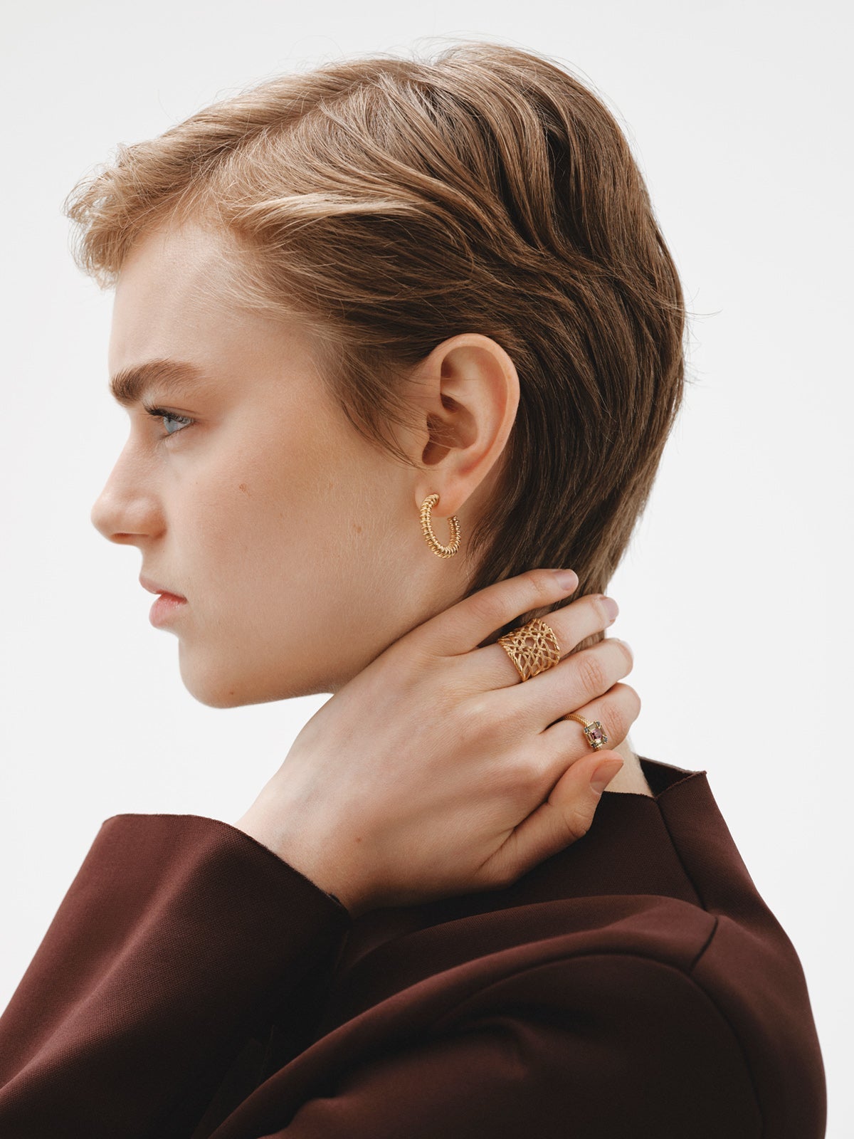 Medium hoop earrings made of 925 silver, coated in 18K yellow gold with a textured finish.