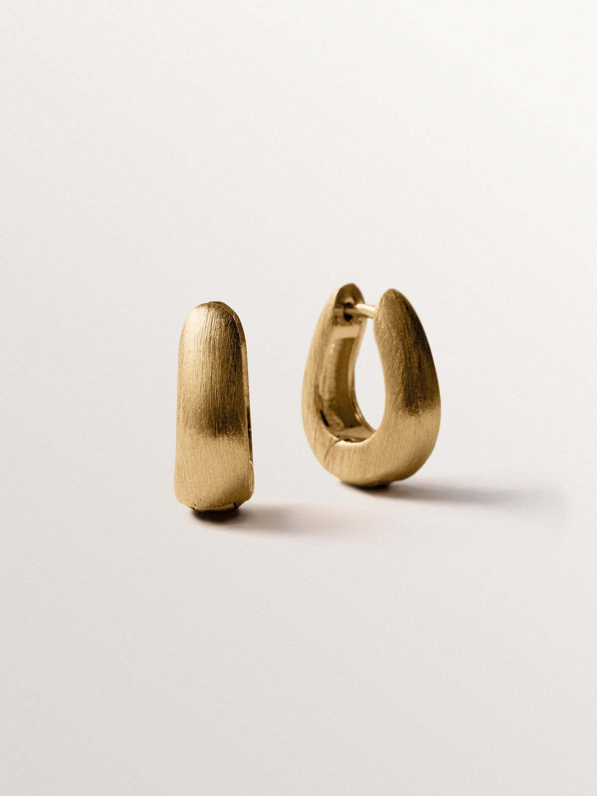 925 silver hoop earrings plated in 18K yellow gold with oval shape
