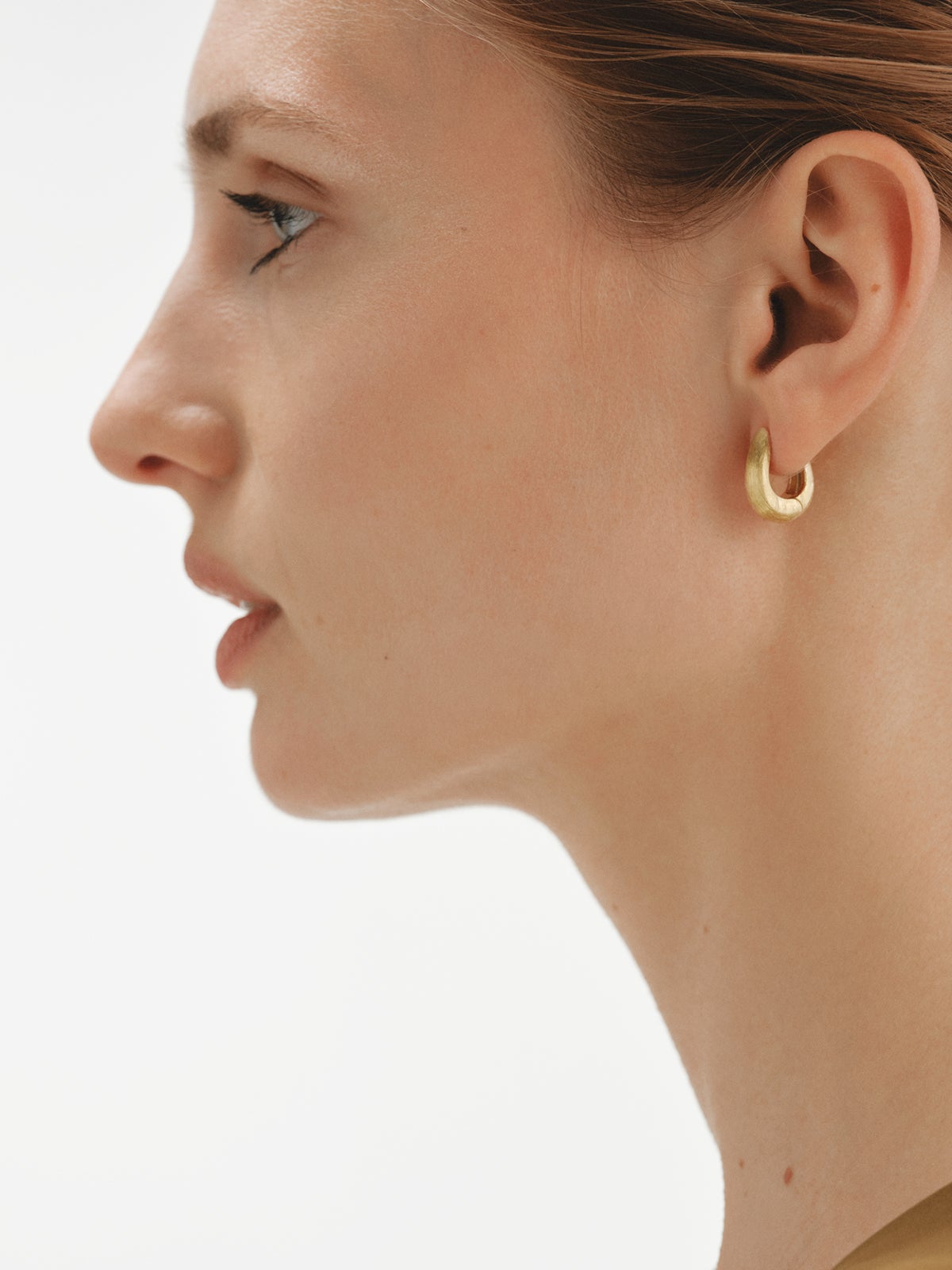 925 silver hoop earrings plated in 18K yellow gold with oval shape