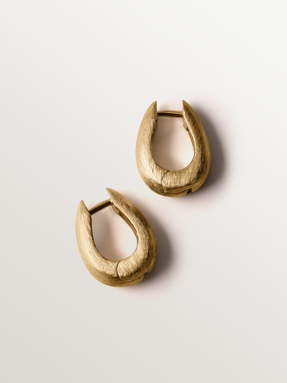 925 silver hoop earrings plated in 18K yellow gold with oval shape