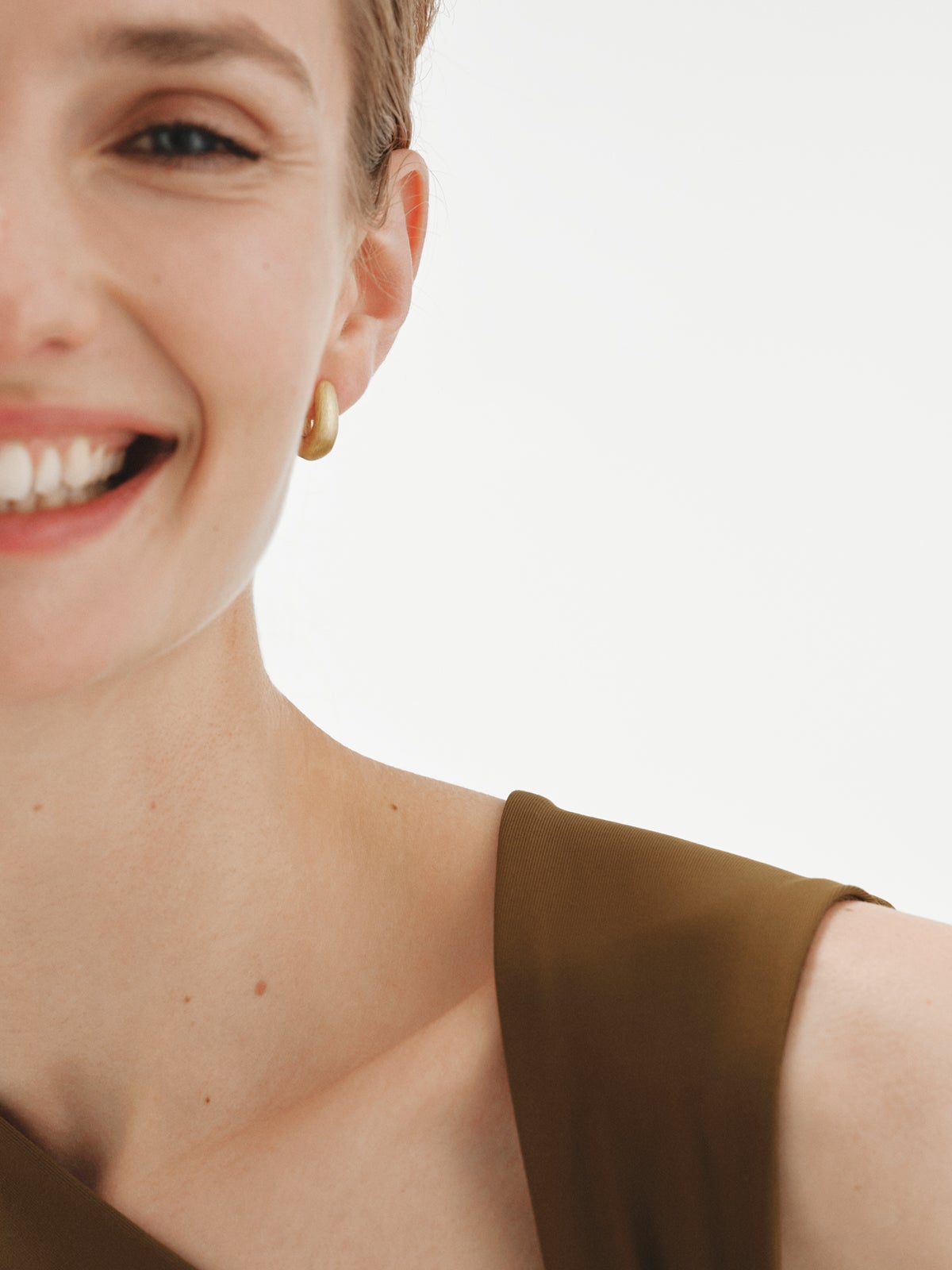 925 silver hoop earrings plated in 18K yellow gold with oval shape