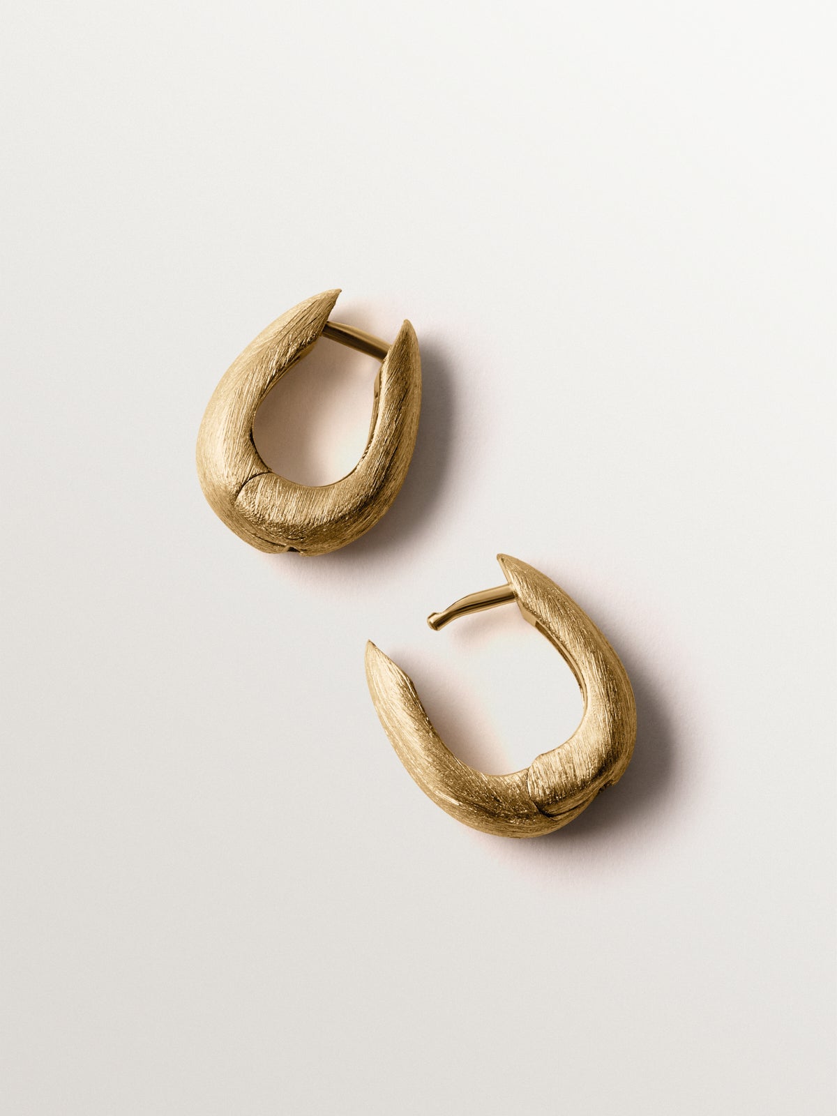 925 silver hoop earrings plated in 18K yellow gold with oval shape