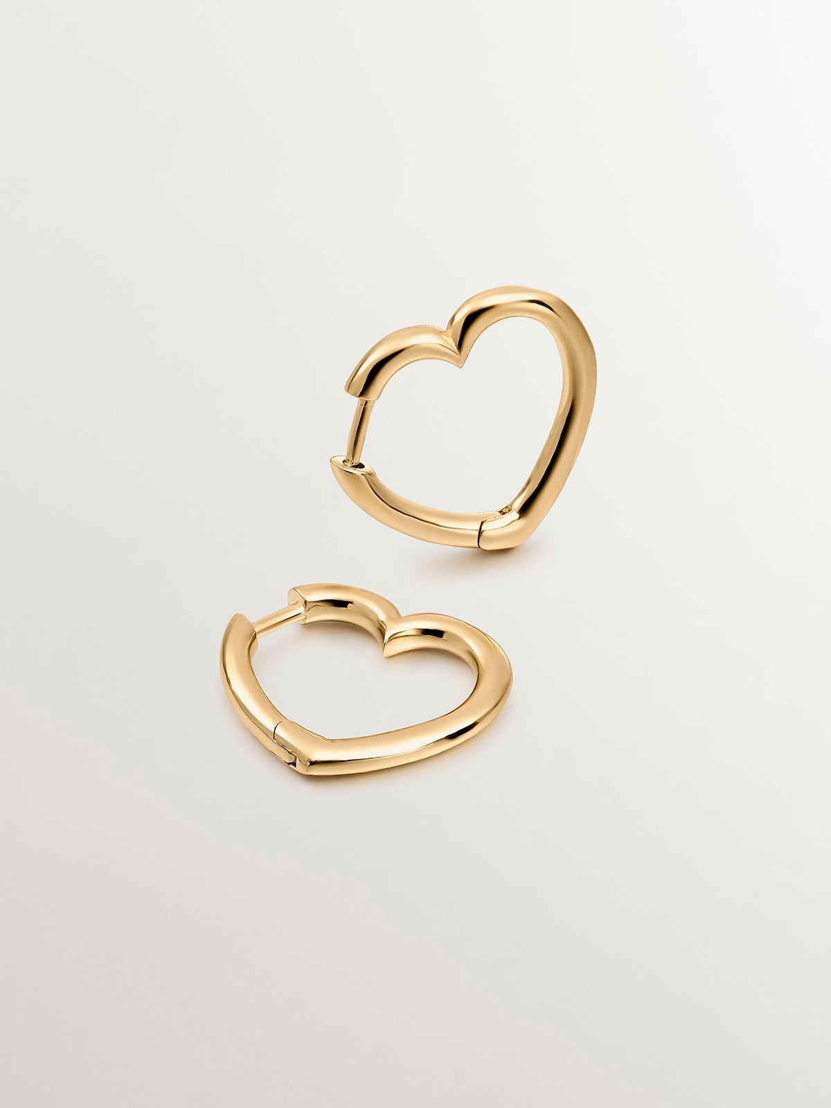 925 Silver hoop earrings gold-plated in 18K yellow gold in the shape of a heart.