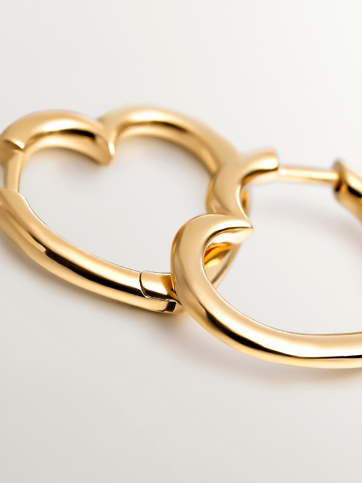 925 Silver hoop earrings gold-plated in 18K yellow gold in the shape of a heart.
