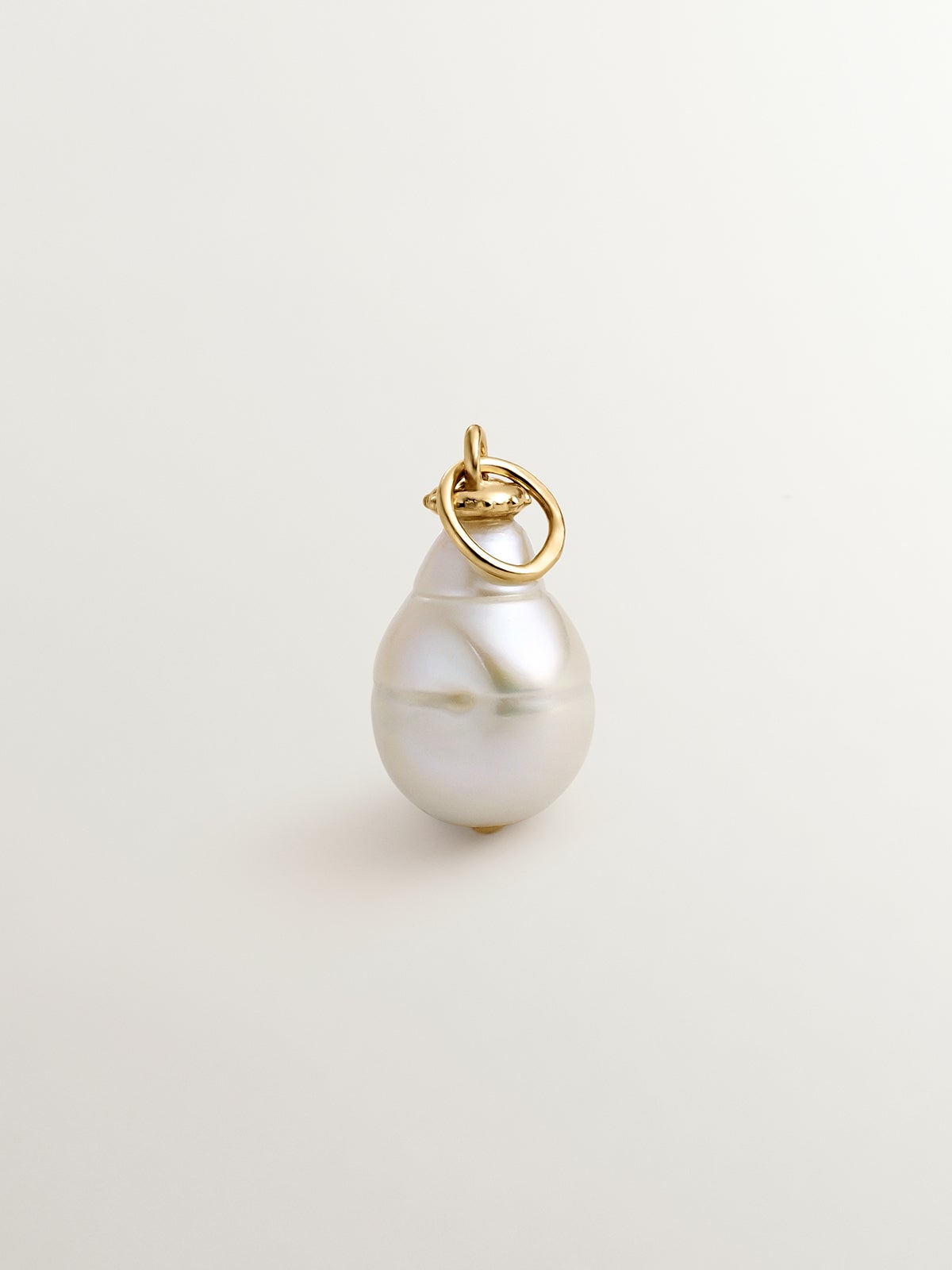18K yellow gold-plated 925 silver charm with pearl.