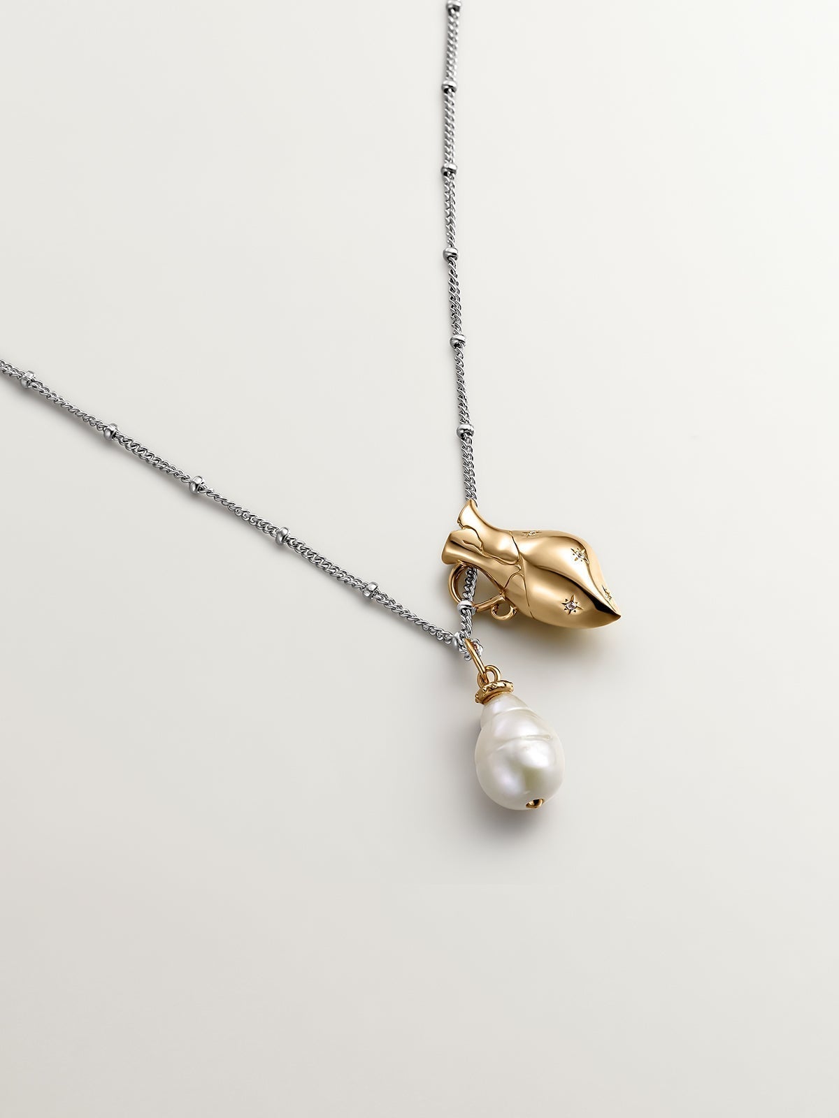 18K yellow gold-plated 925 silver charm with pearl.