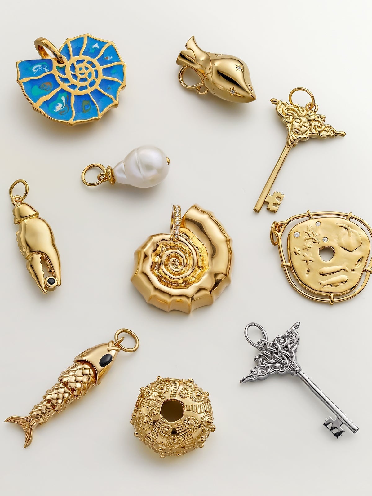 925 Silver charm, gold-plated in 18K yellow gold, with an irregular medallion shape and white topaz stones.