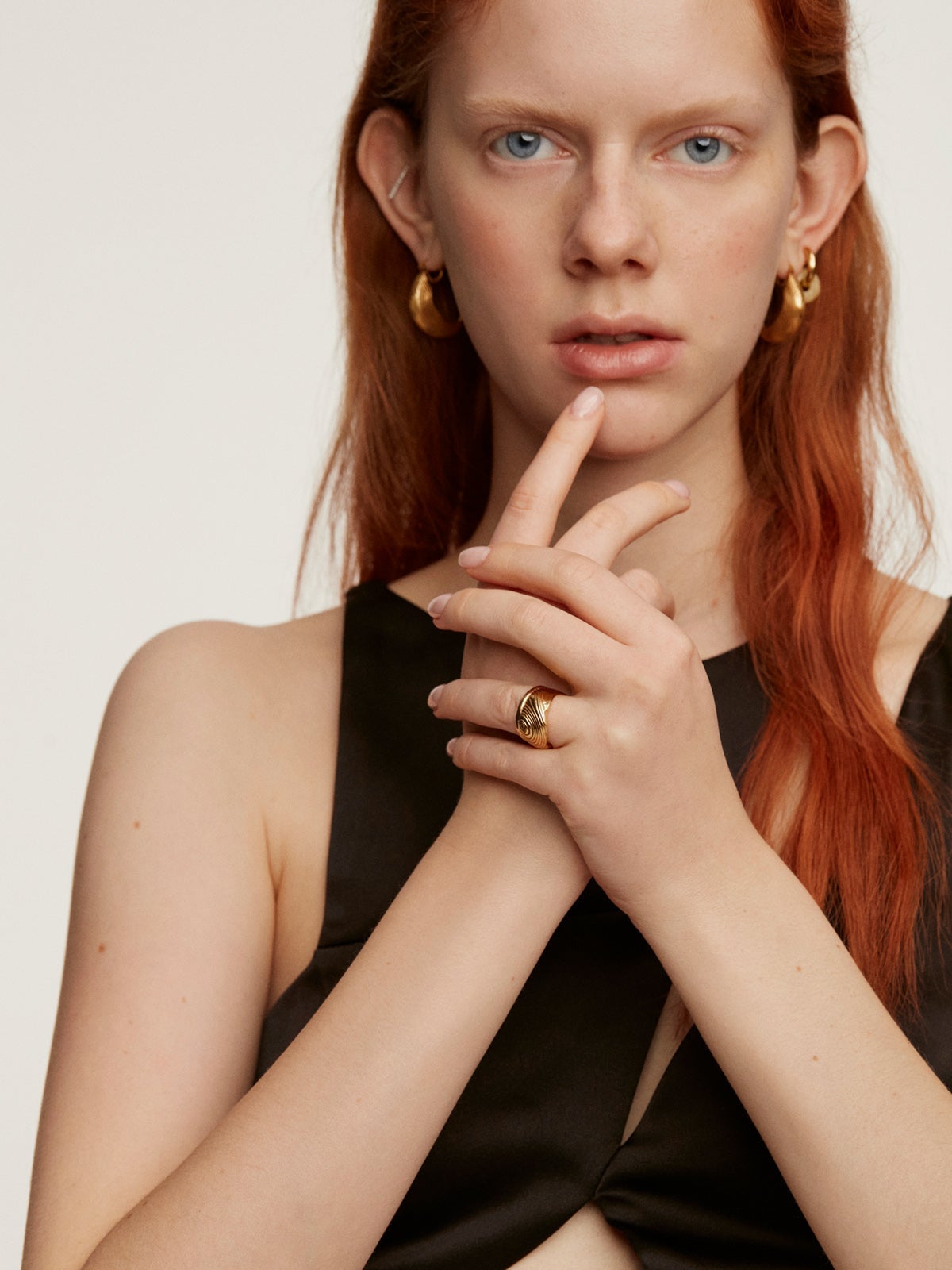 Wide 925 silver ring bathed in 18K yellow gold with embossed and irregular shape