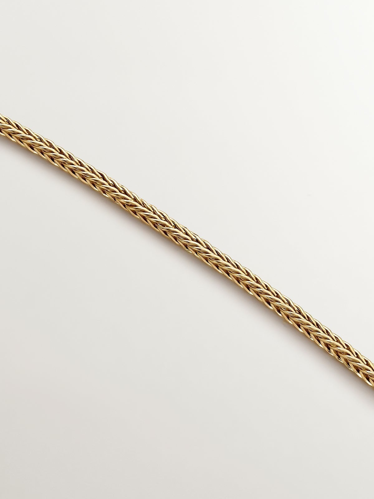 Oval pendant made of 925 silver bathed in 18K yellow gold with relief.