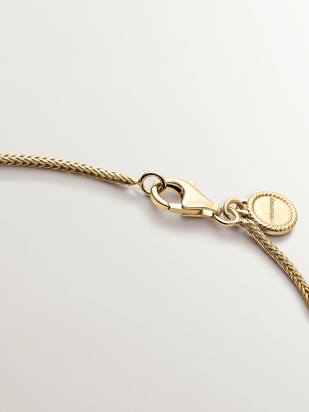 Oval pendant made of 925 silver bathed in 18K yellow gold with relief.